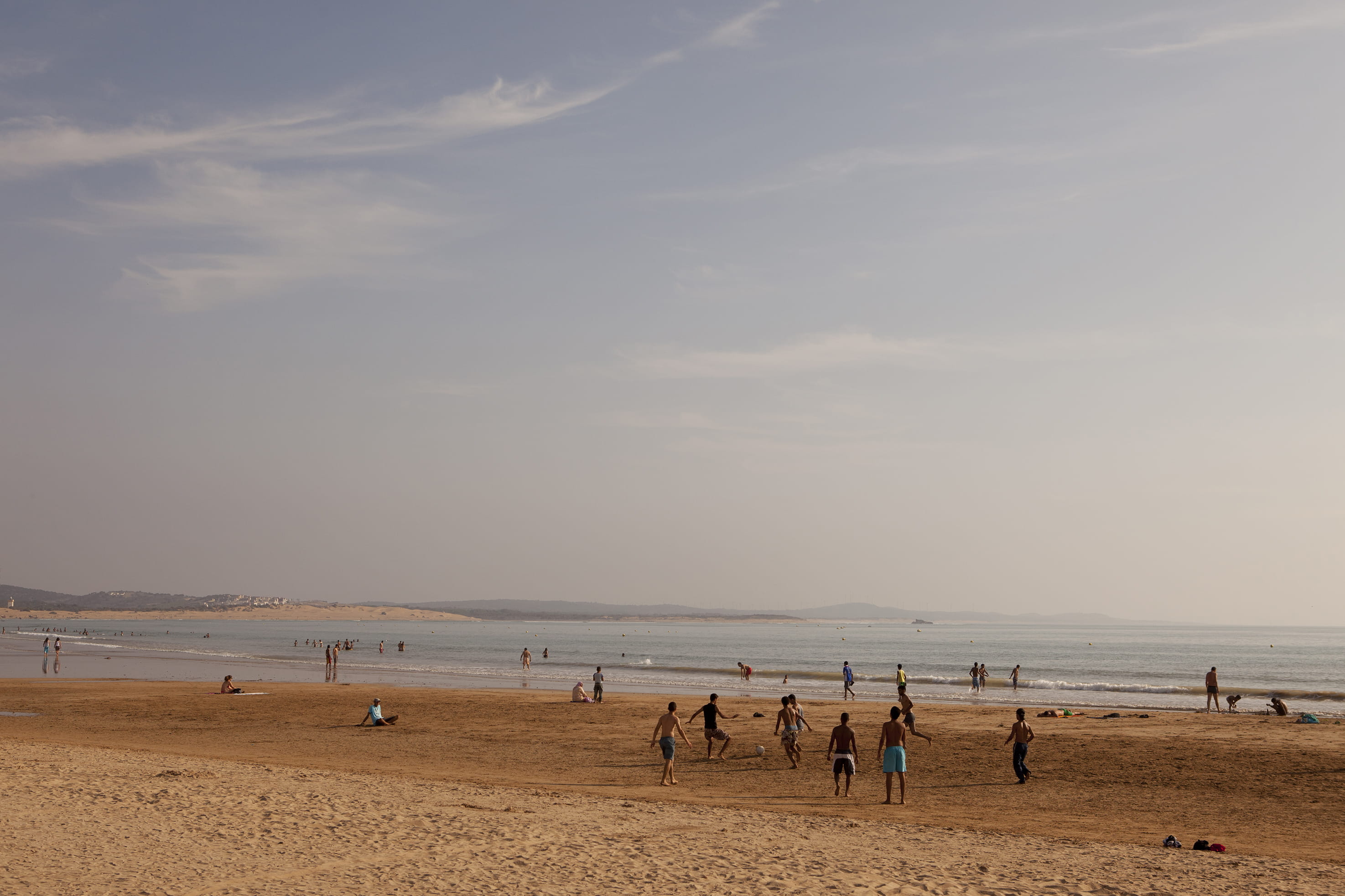 land, real people, outdoors, beauty in nature, essaouira, sand, water, group of people, holiday, men, summer, scenics - nature, vacations, crowd, cloud - sky, HD Wallpaper