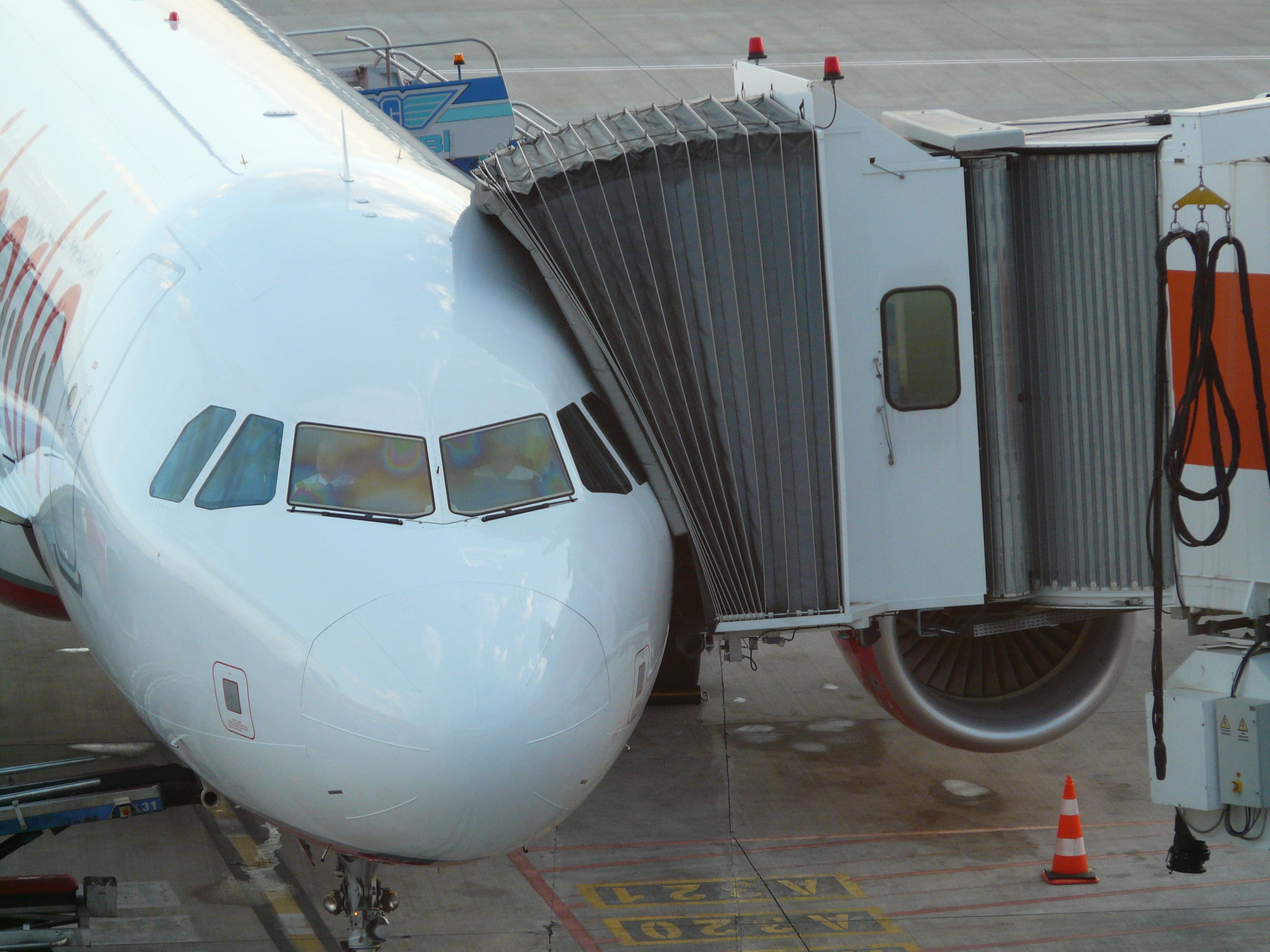 connection, mode of transportation, travel Locations, transportation, Gangway, day, airplane, business, window, passenger boarding bridge, commercial Airplane, HD Wallpaper