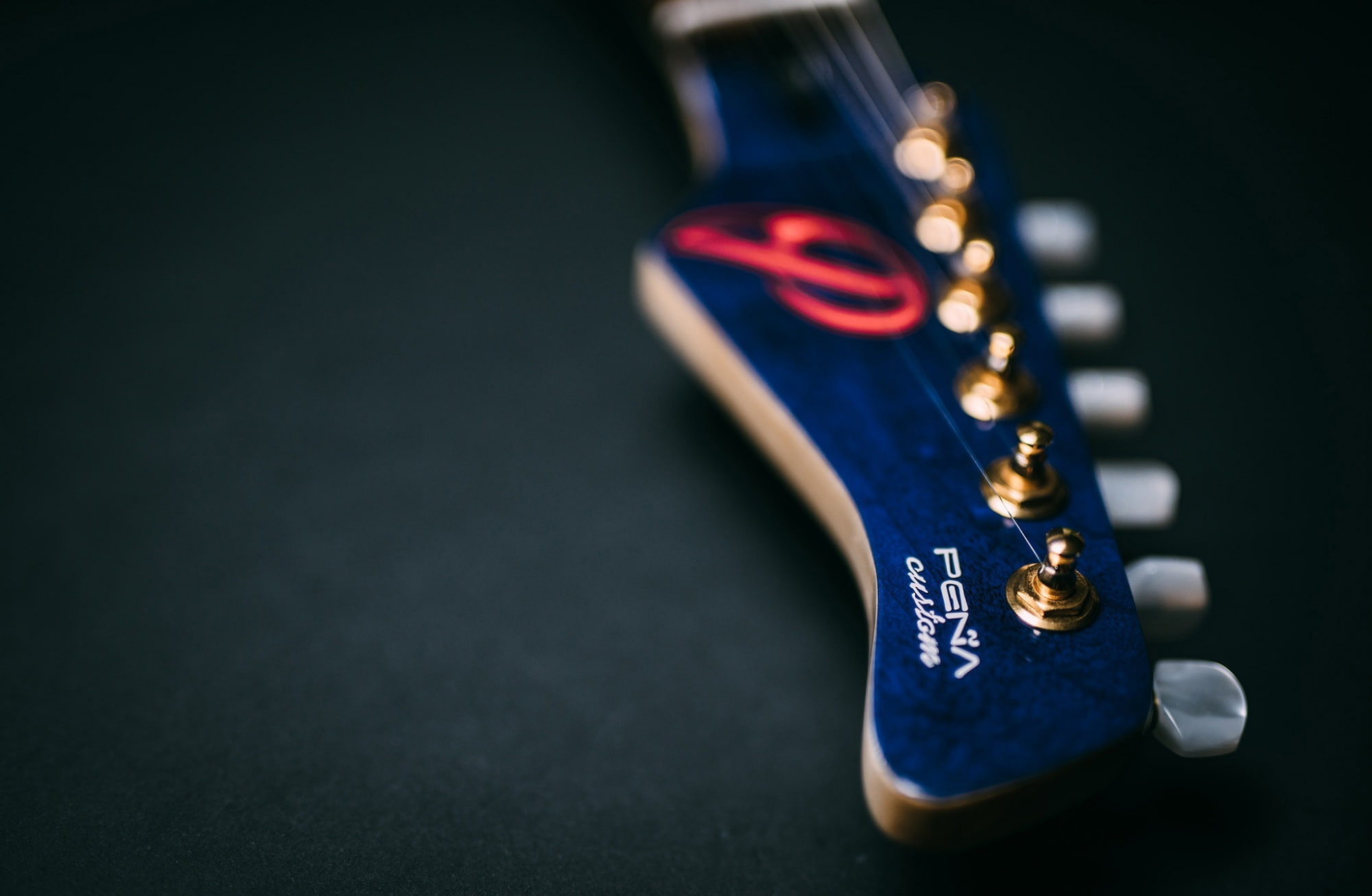 black background, gold colored, copy space, focus on foreground, luxury, 1080P, selective focus, personal accessory, indoors, instrument, headstock, machinehead, HD Wallpaper