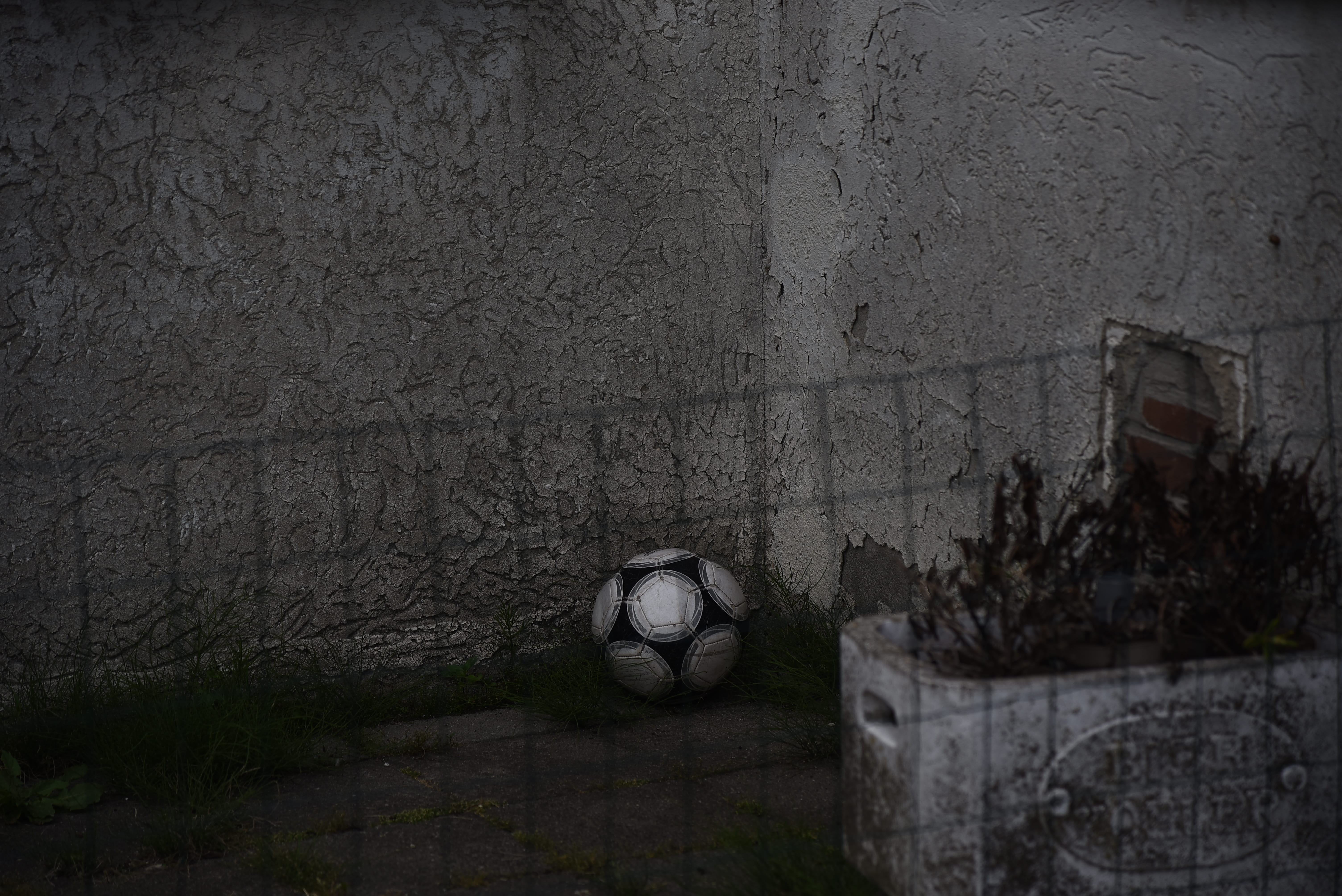 pavement, black And White, outdoors, old, backgrounds, noire, calm, dark, abandoned, football, no People, black, fence, architecture, concrete, urban Scene, HD Wallpaper
