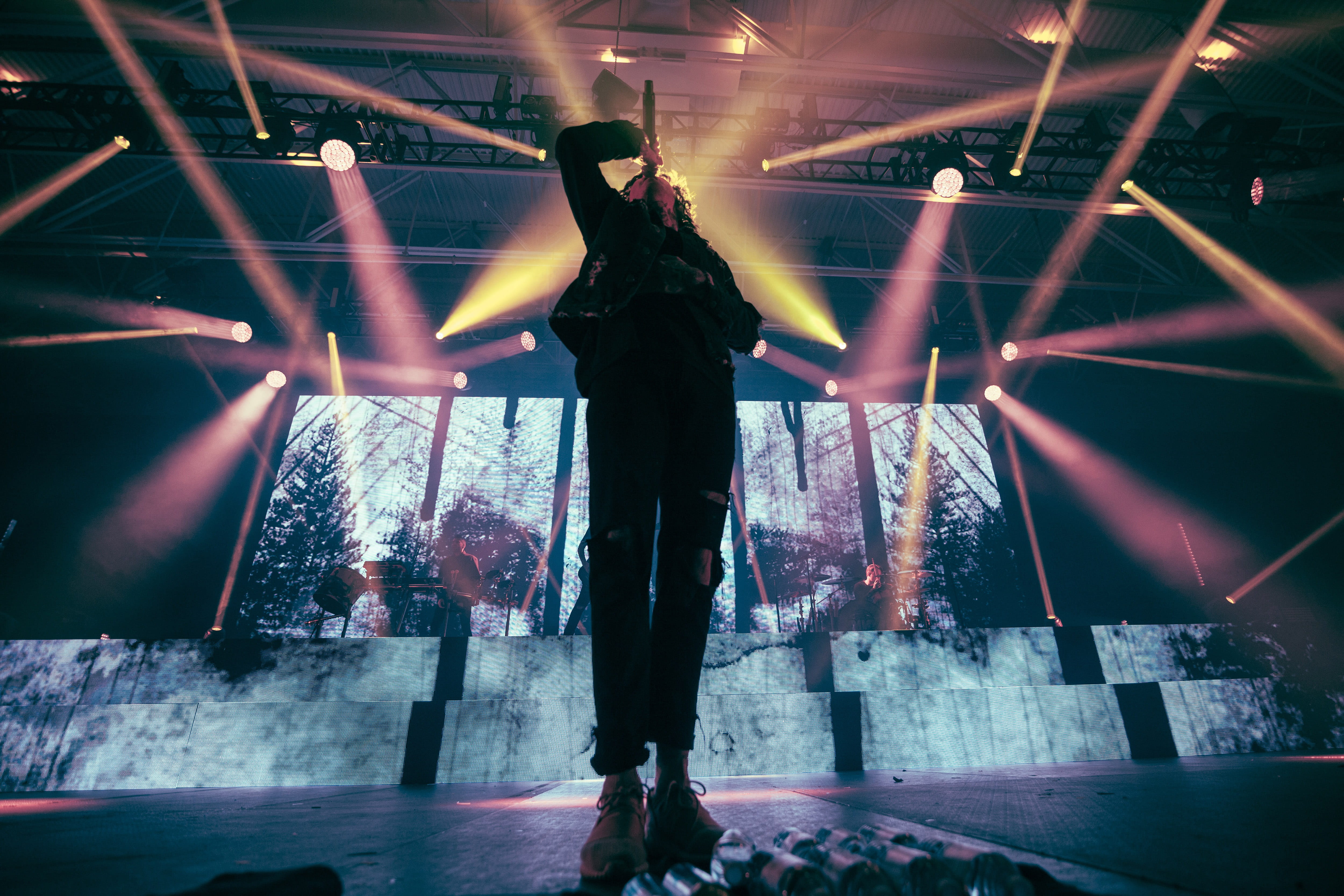 illuminated, silhouette, lifestyles, popular Music Concert, lighting Equipment, women, men, music, night, nightlife, rear view, stage, one man only, people, HD Wallpaper