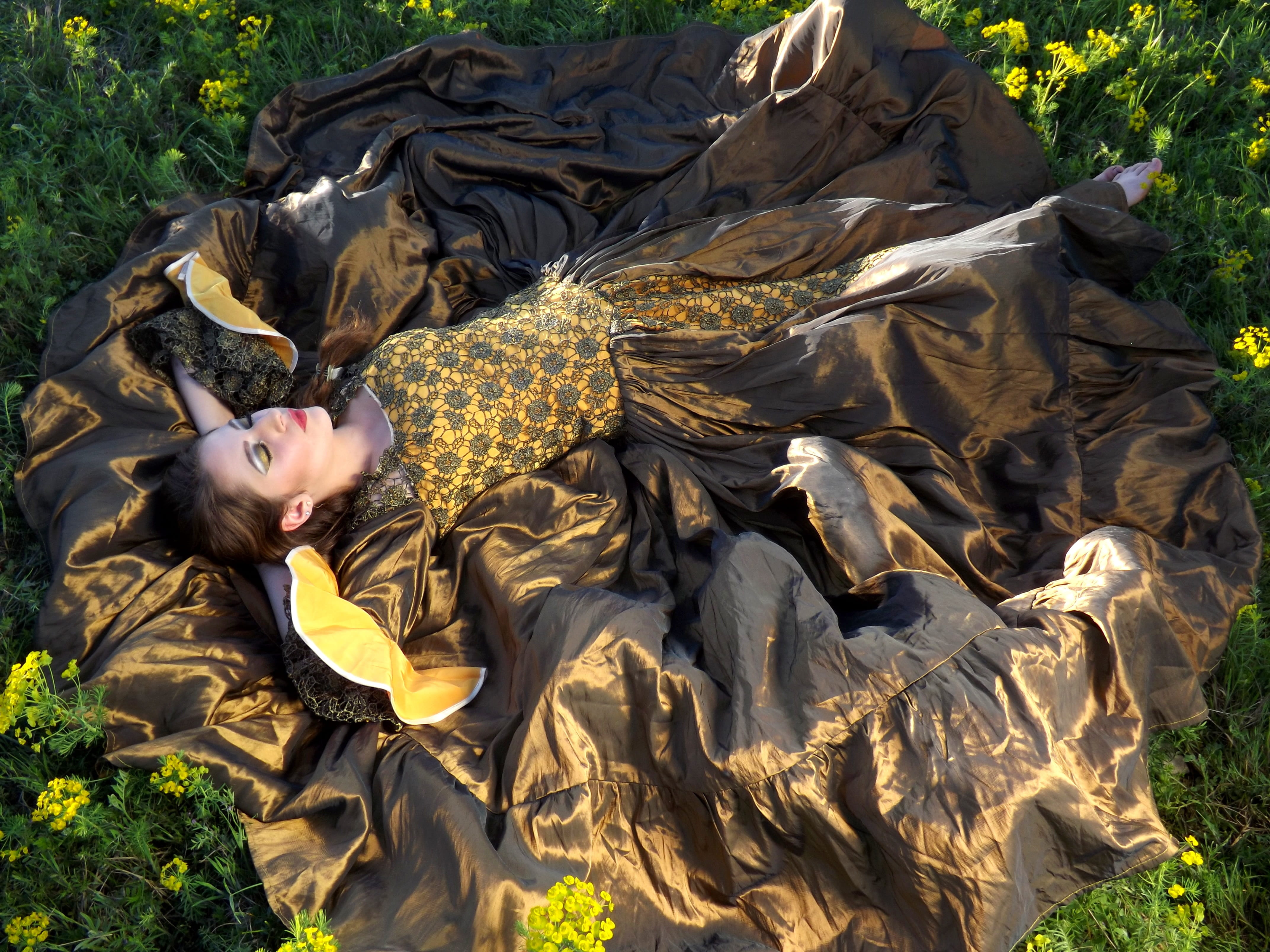 green, sunlight, fashion, real people, young adult, beautiful woman, happiness, young women, beauty, Lying down, model, adult, lifestyles, dress, 4K, outdoors, HD Wallpaper