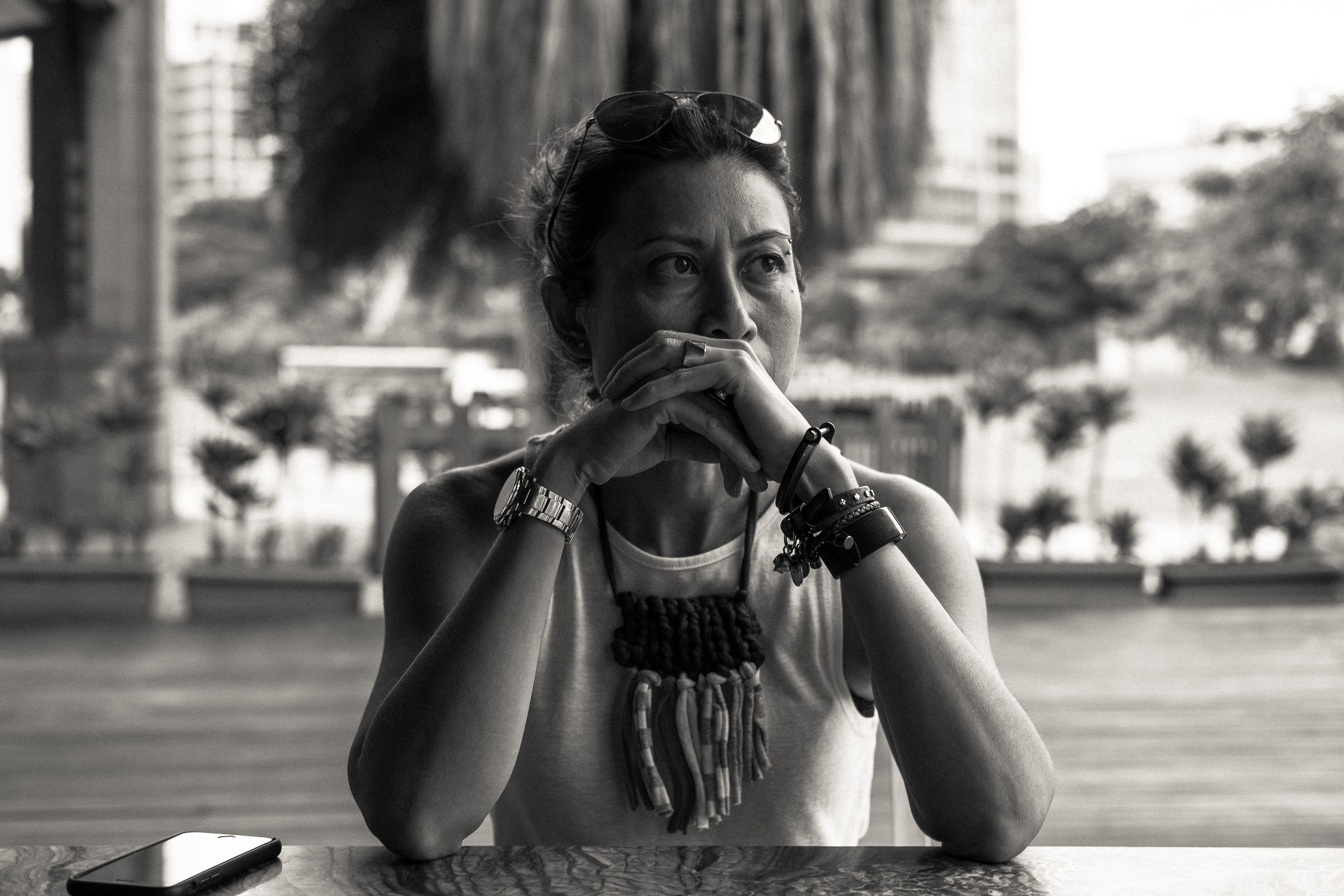 finger, chair, incidental people, meal, sunglasses, fearless, tough, leader, dish, casual clothing, leisure activity, apparel, person, cafe, accessory, HD Wallpaper