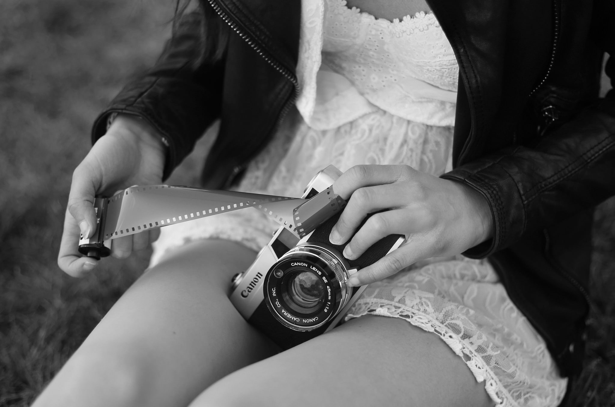 legs, camera, 1080P, monochrome, model, women, Canon, hands, HD Wallpaper