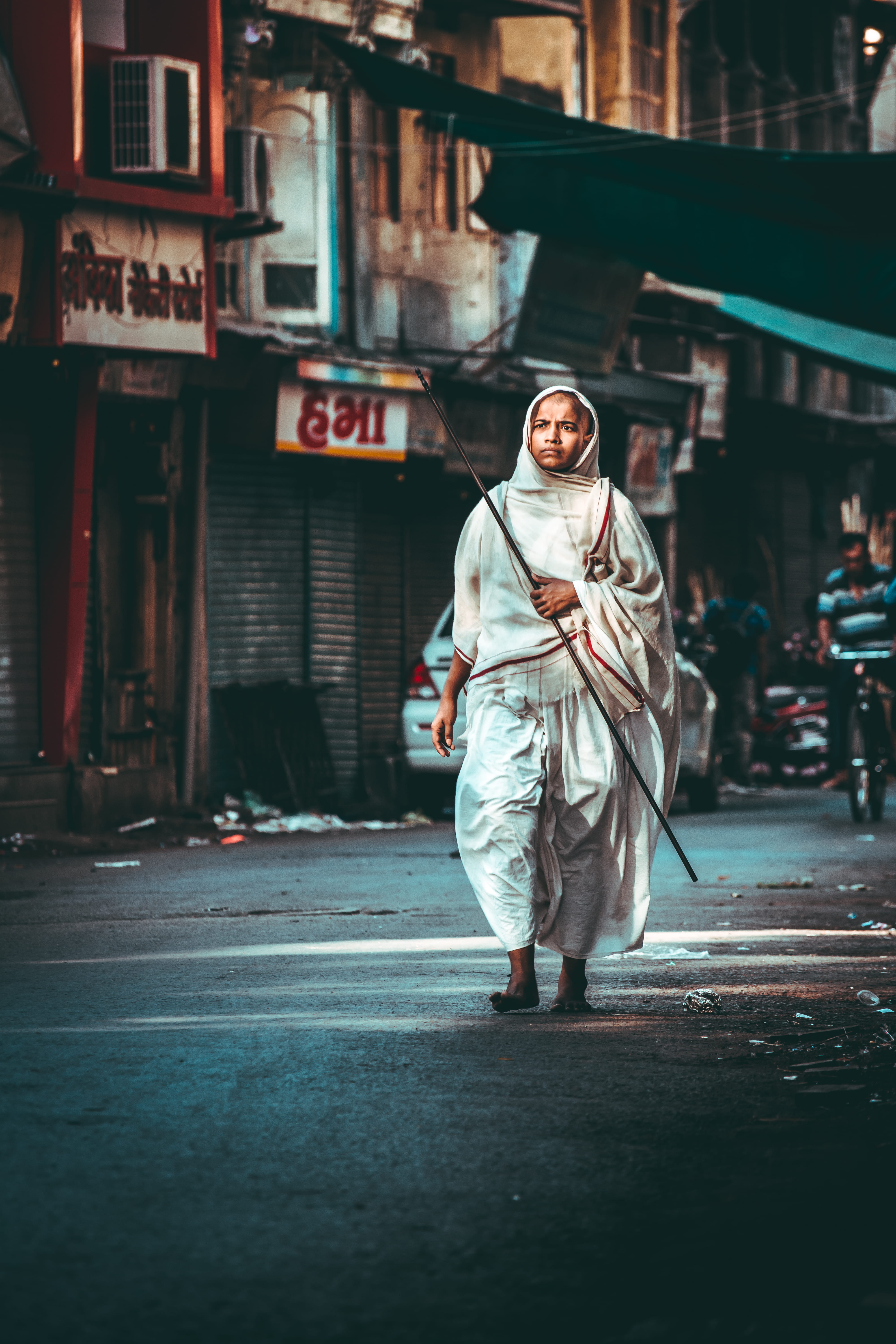 real people, casual clothing, front view, crowd, walking, tarmac, stick, person, building, architecture, bicycle, vehicle, road, daytime, building exterior, Phone HD Wallpaper