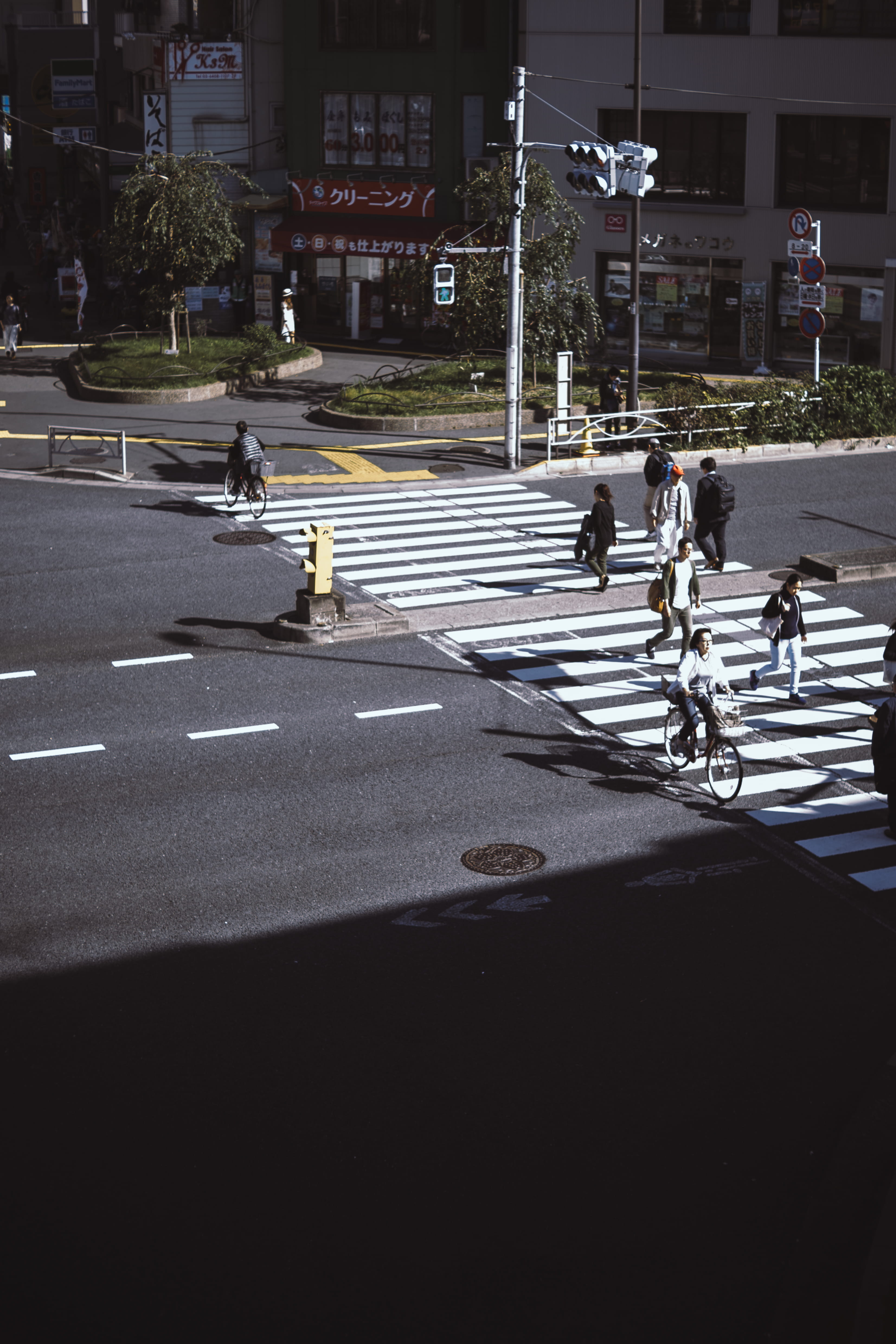 symbol, car, sign, buildings, architecture, traffic, transportation, land vehicle, zebra crossing, across, lane, road marking, urban Scene, Japan, men, Phone HD Wallpaper