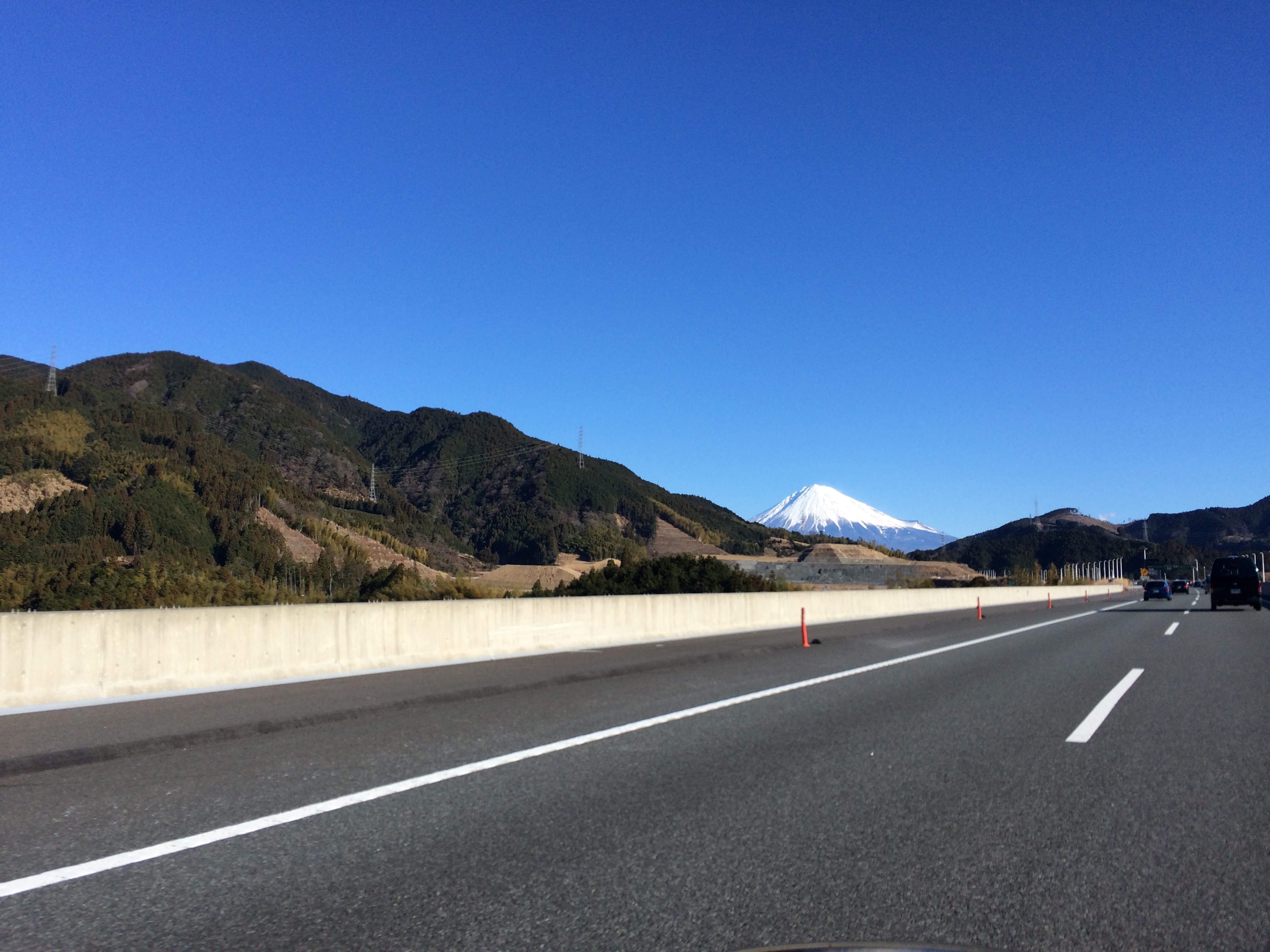 beauty in nature, 2K, mountain, high speed road, scenics - nature, the way forward, sign, outdoors, asphalt, clear sky, sky, blue, day, nature, symbol, HD Wallpaper