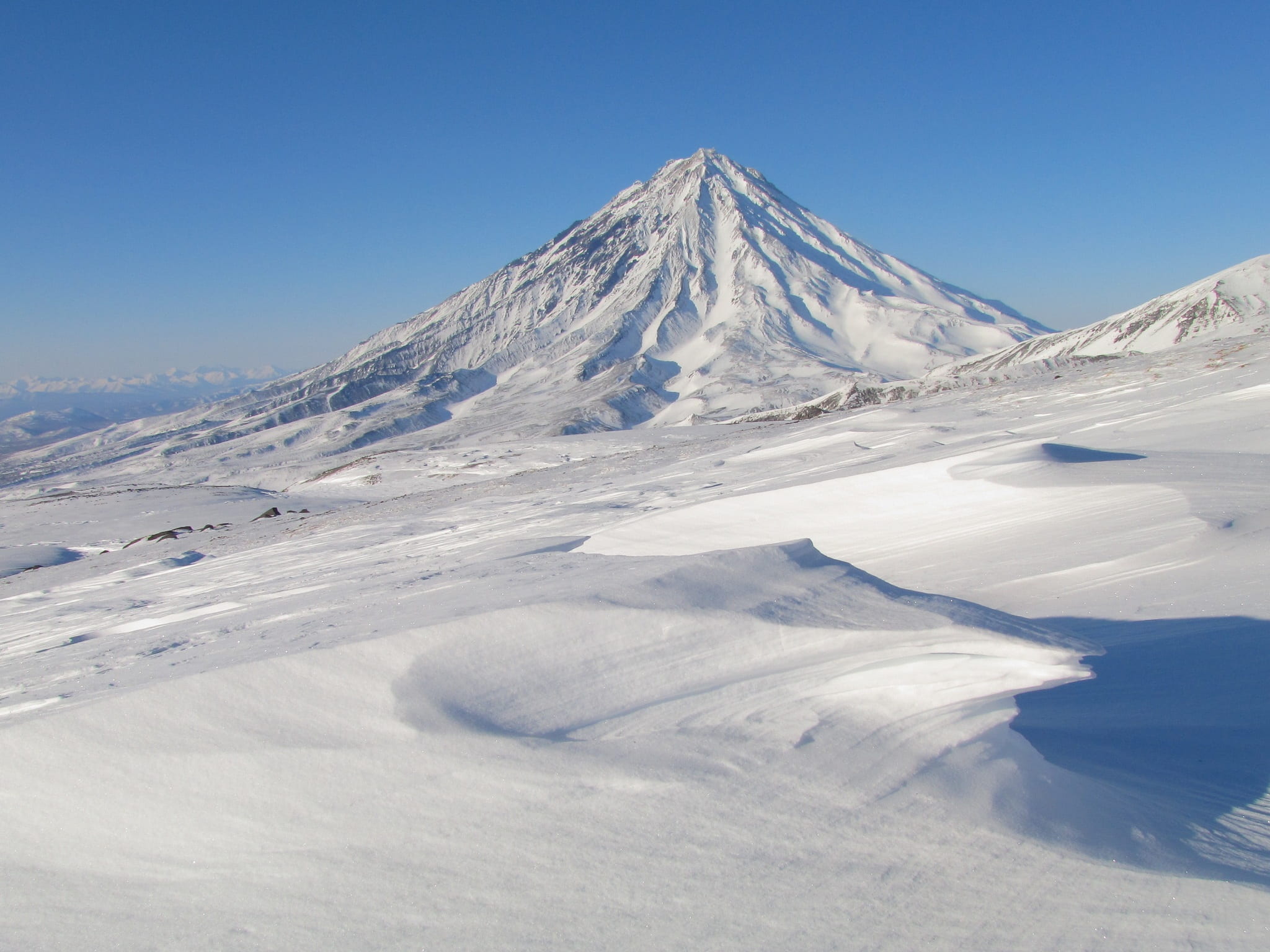 mountain, nature, day, sky, snow, covered, leann, snowy mountains, kamchatka, landscape, snowcapped mountain, winter forest, non-urban scene, frosty morning, HD Wallpaper