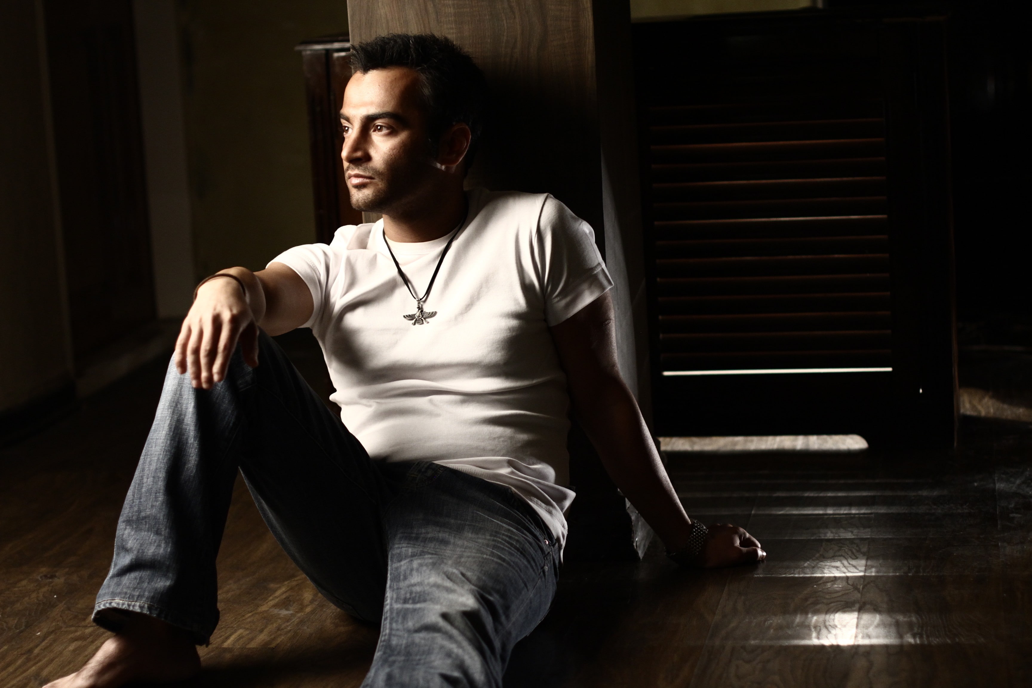 contemplation, front view, wood, relaxation, one person, young men, men, hardwood floor, lifestyles, casual clothing, real people, flooring, portrait, leisure activity, HD Wallpaper