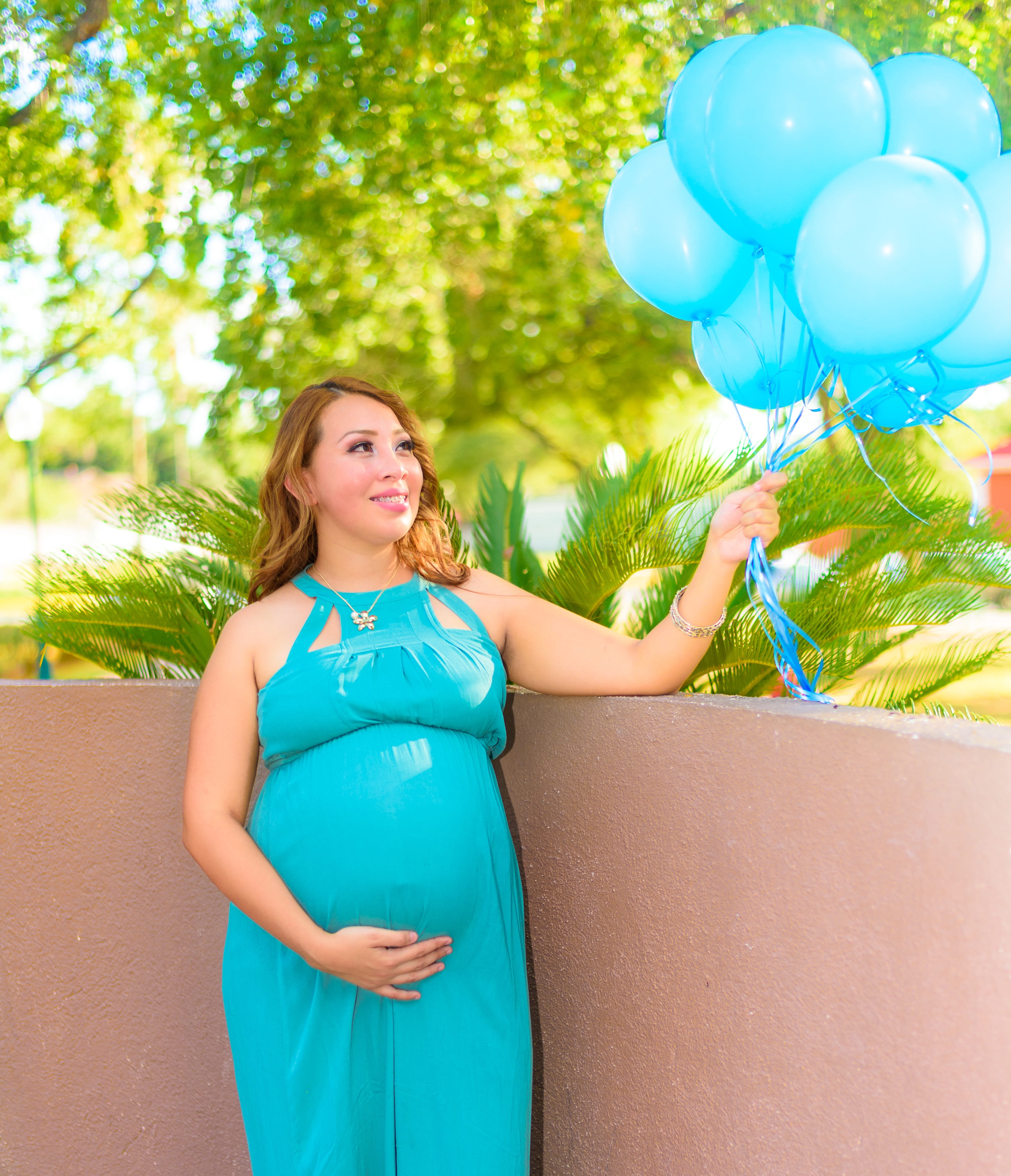 standing, tree, pregnancy, future mom, pregnant, day, beautiful woman, women, panza, adult, looking at camera, smiling, 4K, one person, lifestyles, real people, Phone HD Wallpaper