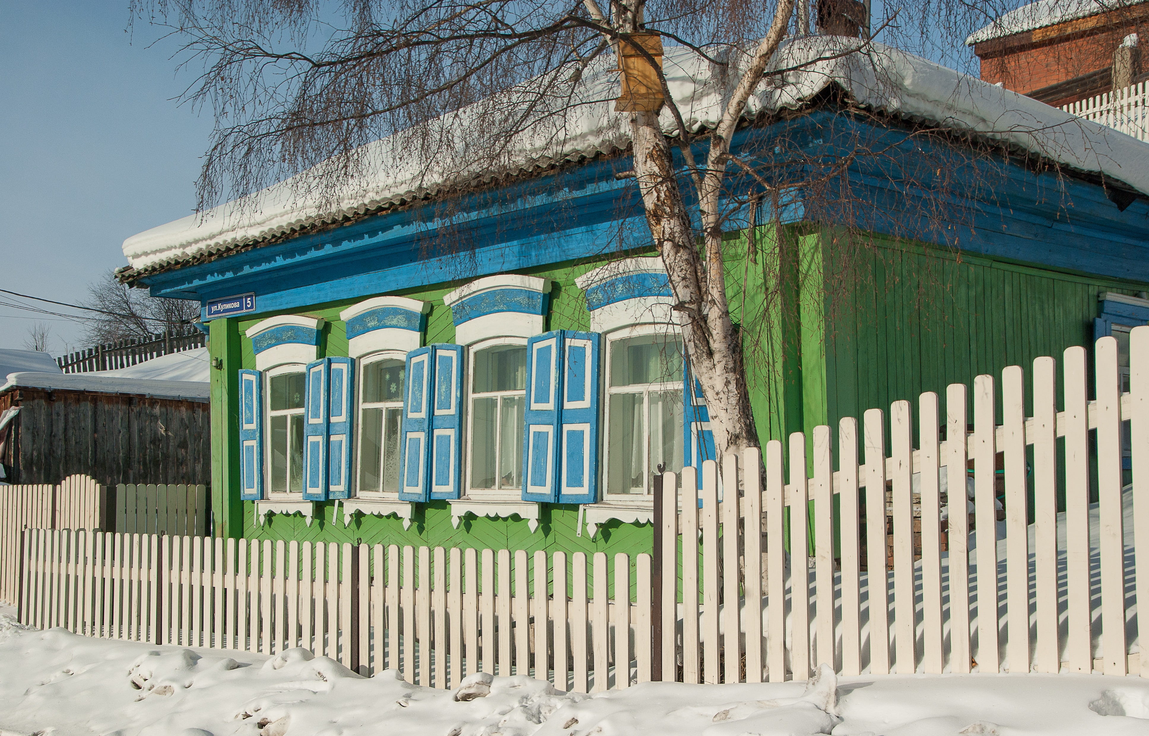 railing, building exterior, built structure, irkutsk, 4K, security, green color, building, bare tree, tree, fence, no people, city, day, sky, nature, outdoors, HD Wallpaper
