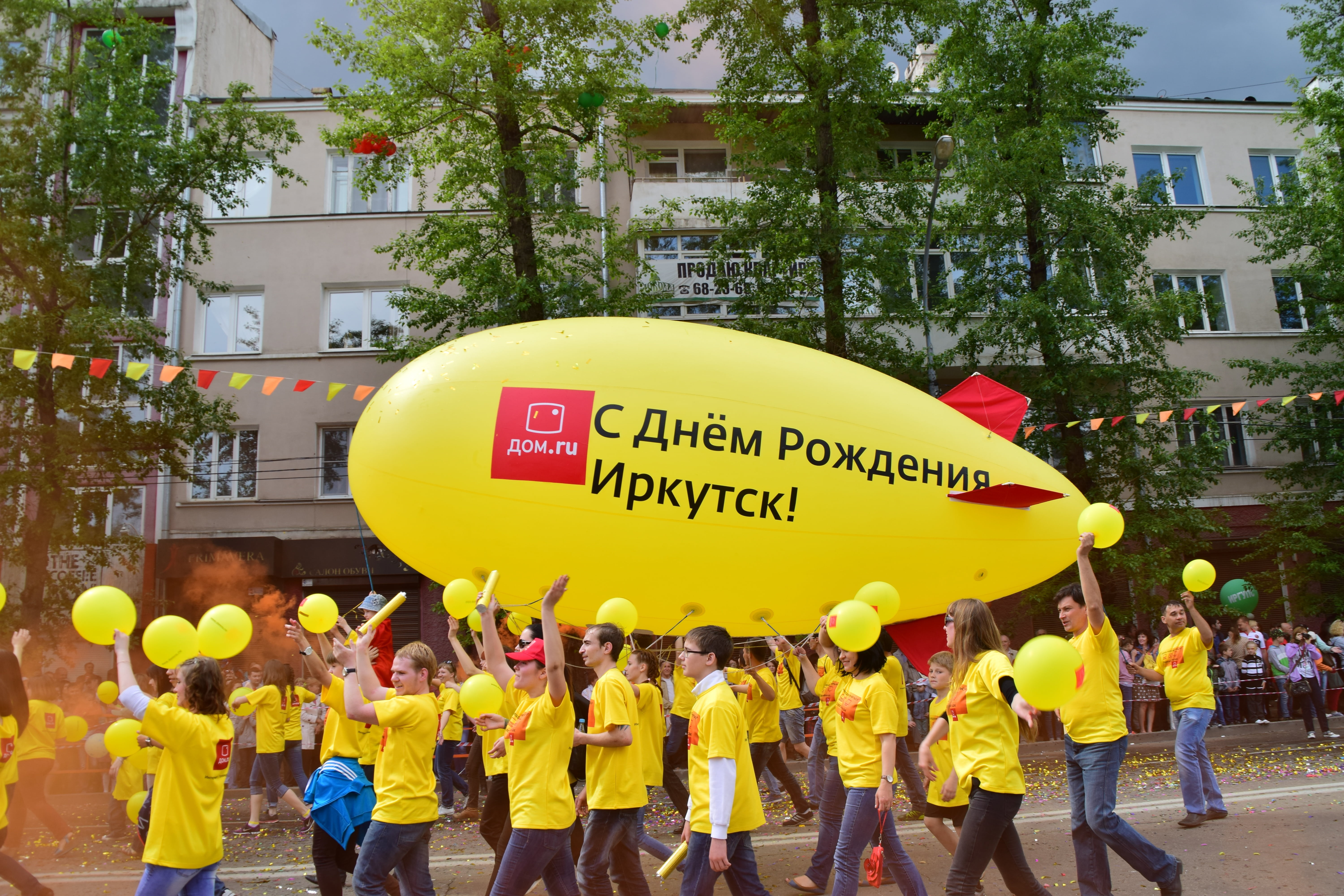 group of people, real people, communication, text, architecture, day of the city, yellow, carnival, building exterior, adult, day, built structure, 5K, HD Wallpaper
