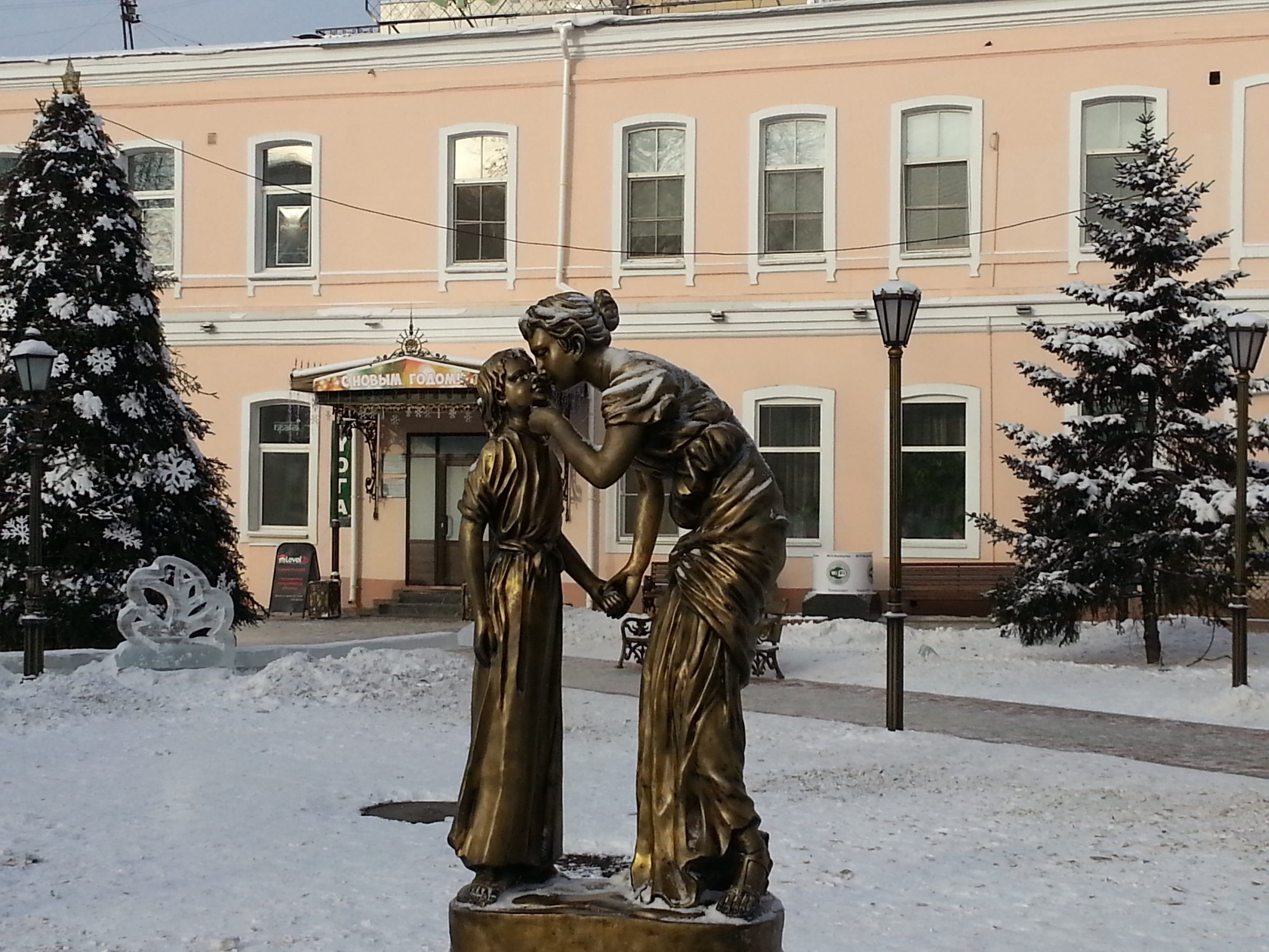 Sculpture, Daughter, plant, outdoors, 2K, human representation, building exterior, architecture, city, creativity, winter, window, art and craft, Irkutsk, HD Wallpaper