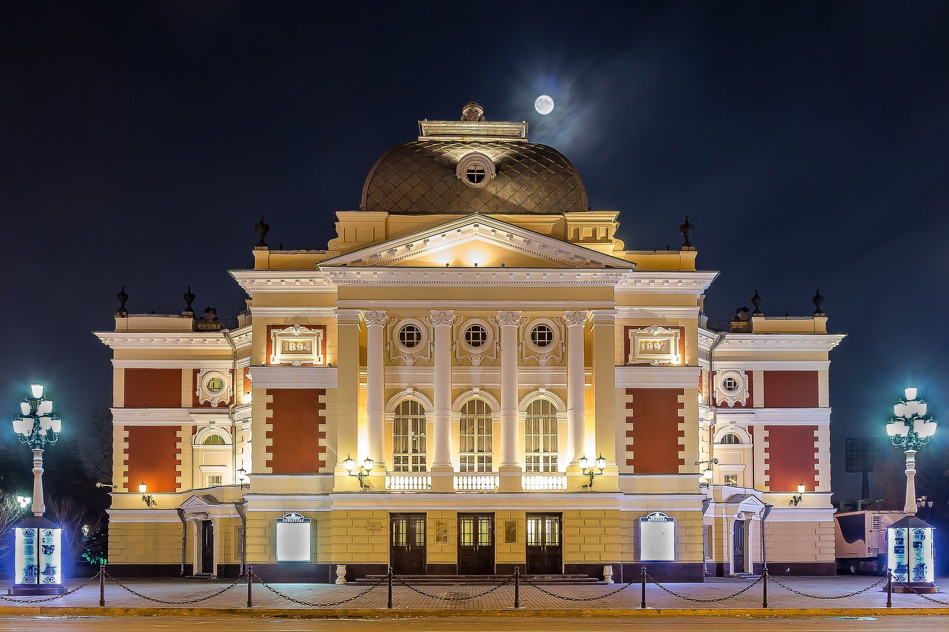 Light, 1080P, Drama Theatre, Irkutsk, Sky, Man Made, Columns, Russia, Architecture, Night, Moon, HD Wallpaper