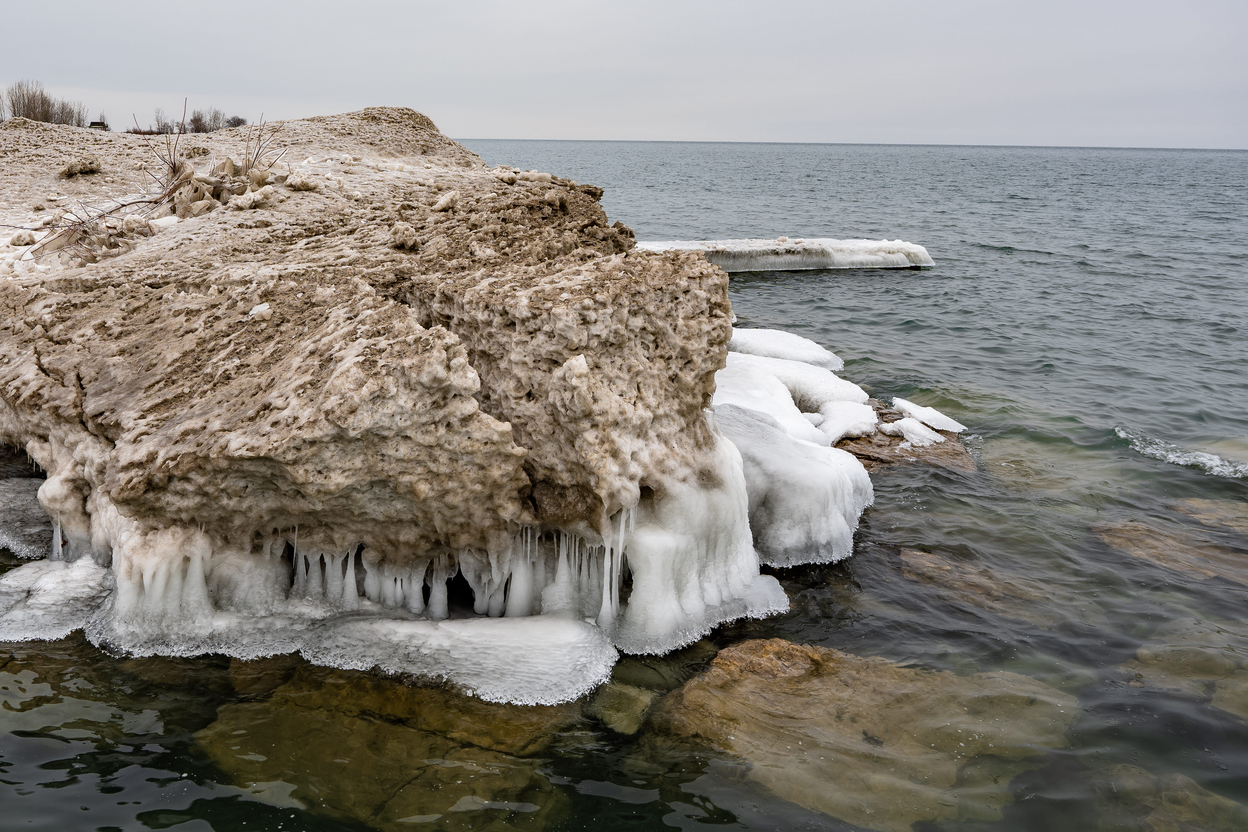 outdoors, icicle, limestone, nature, 4K, cliff, horizon, promontory, waterfront, mountain, ocean, no people, water, ice, idyllic, plant, day, solid, tranquility, HD Wallpaper