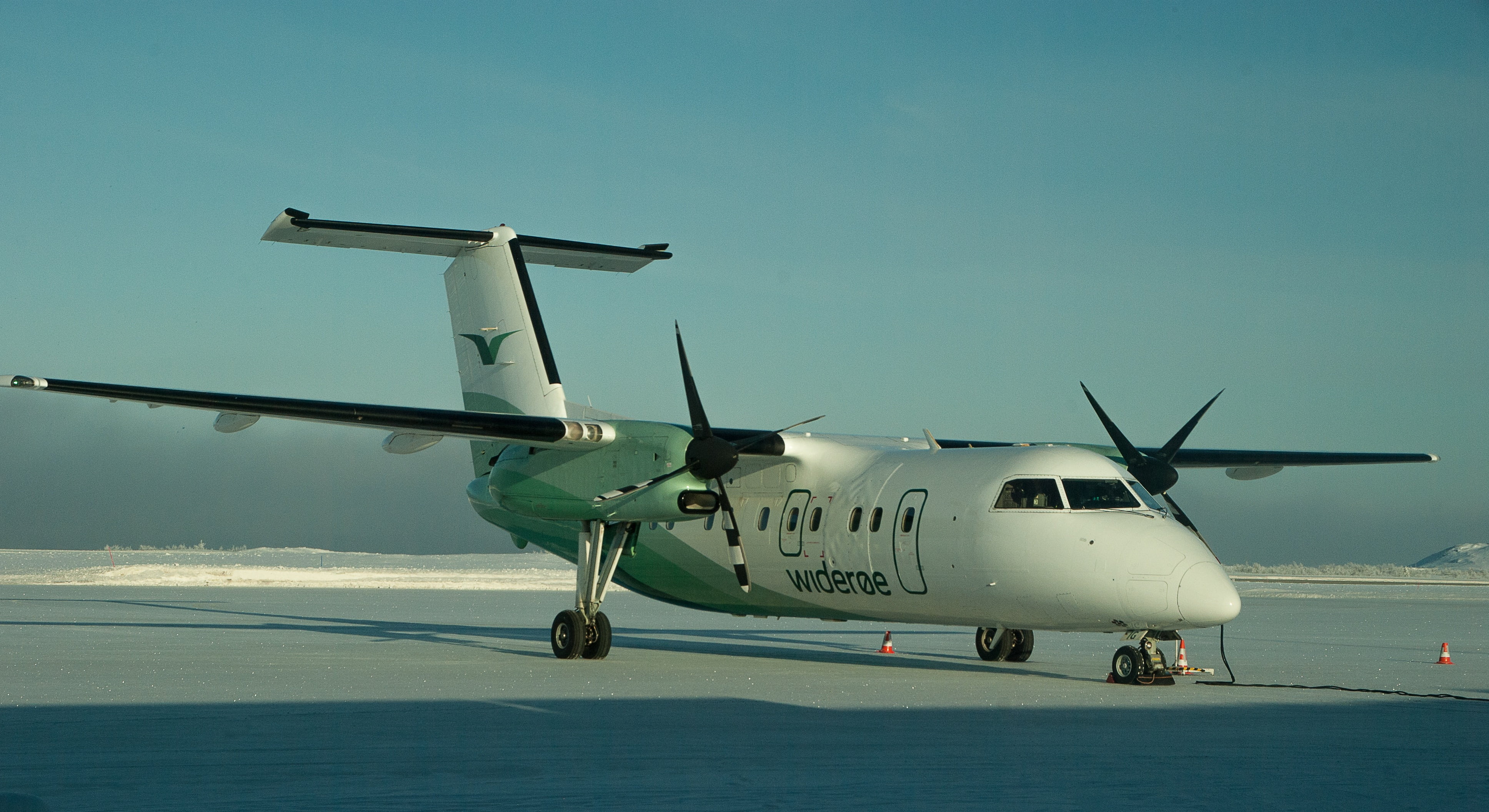 airport, 4K, outdoors, mode of transportation, air vehicle, business finance and industry, aerospace industry, kirkenes, travel, sky, transportation, flying, HD Wallpaper