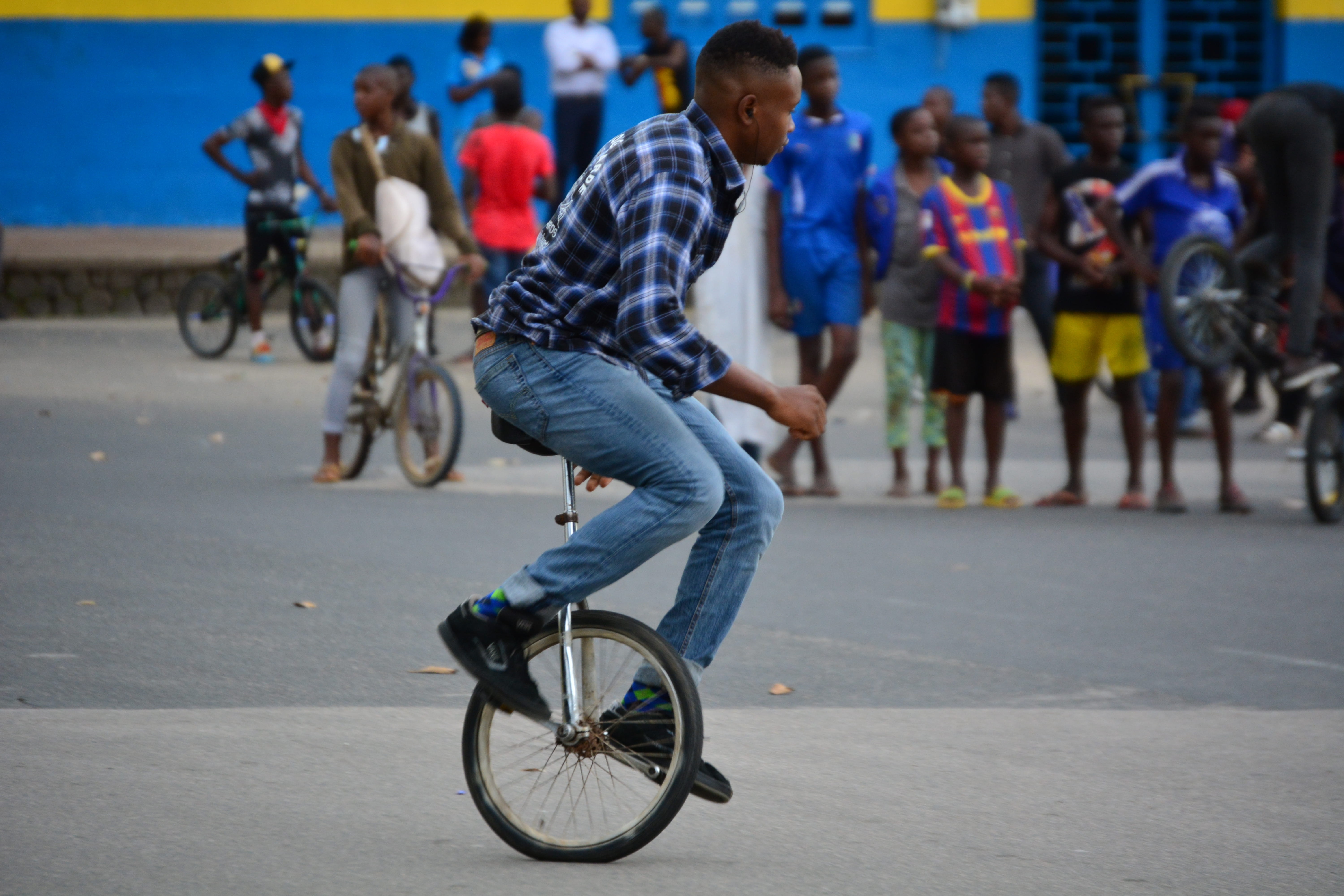 cameroun, street, sport, riding, people, group of people, playground, leisure activity, games, lifestyles, africa, land vehicle, men, bicycle, douala, outdoors, HD Wallpaper