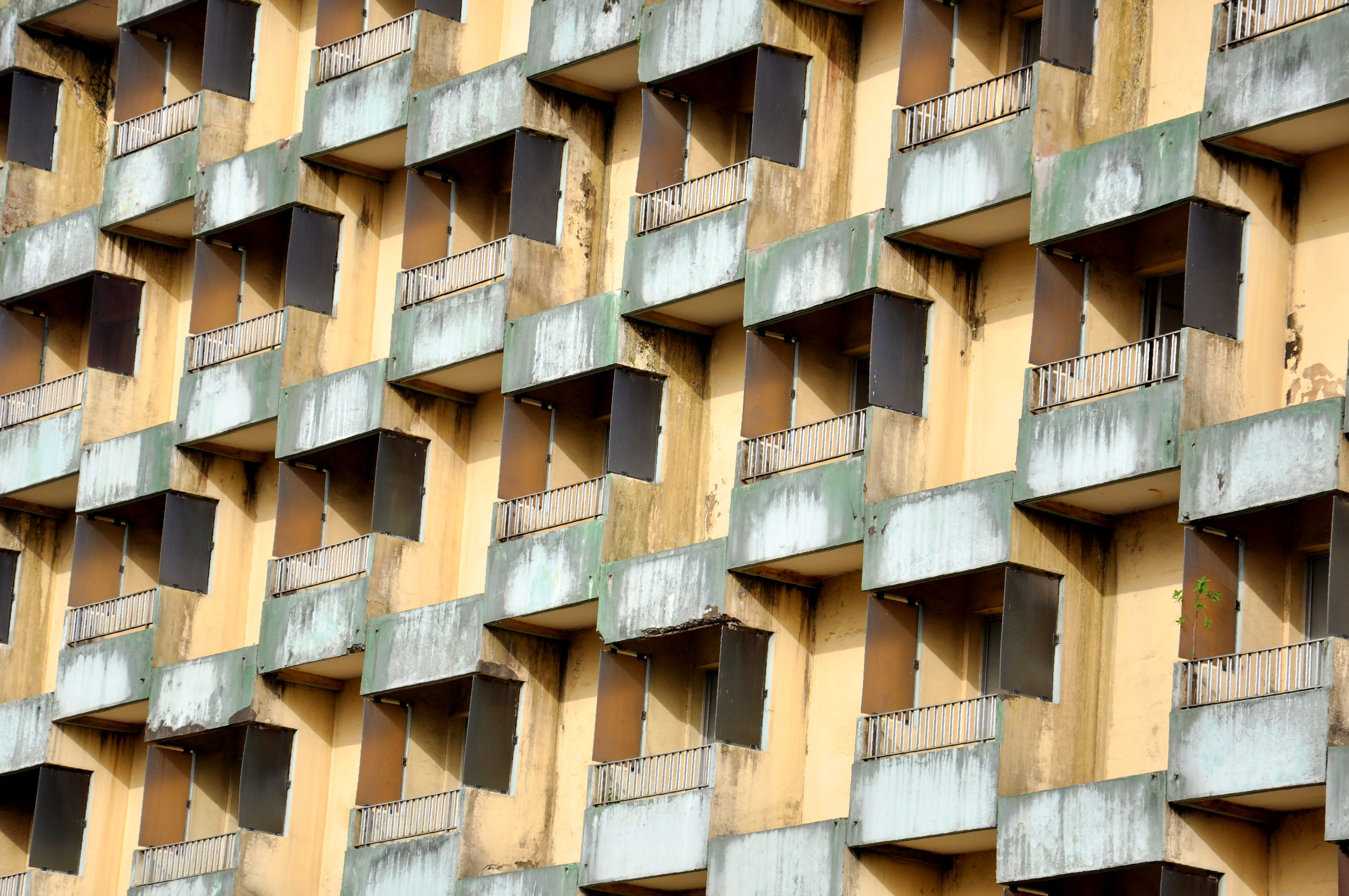 day, close-up, hotel, no people, residential district, outdoors, repetition, window, building exterior, nikon, cameroun, room, in a row, full frame, city, HD Wallpaper