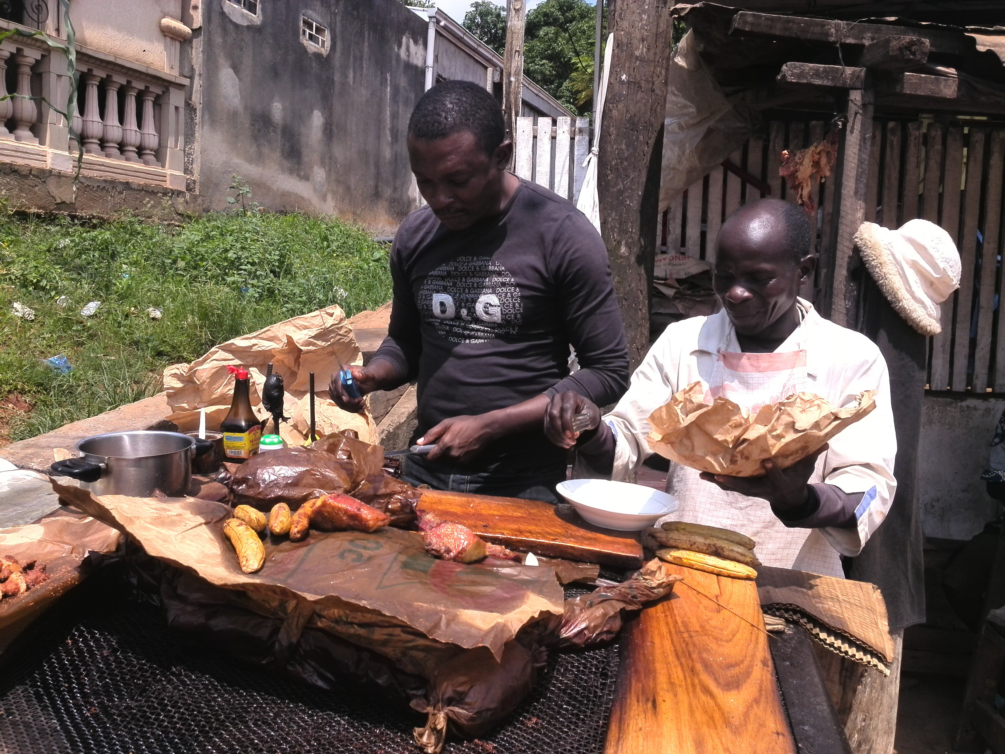 kitchen, preparing food, lifestyles, day, standing, preparation, 2K, good, food, front view, occupation, young men, real people, meat, cameroon, working, HD Wallpaper