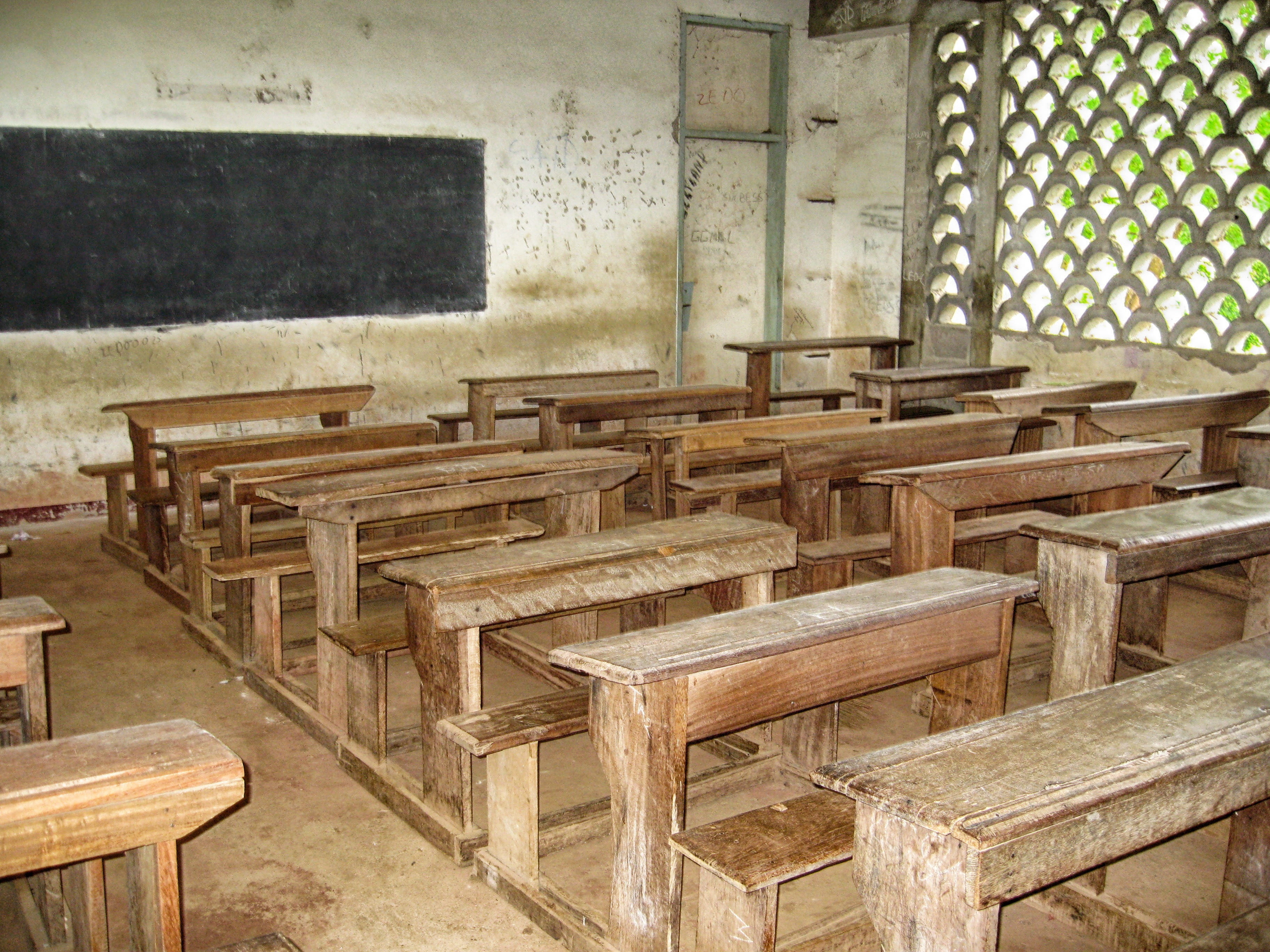 architecture, benches, school, luxury, brown, hdr, cameroon, indoors, white, seat, old, wood - material, flooring, furniture, chalkboard, in a row, classroom, HD Wallpaper