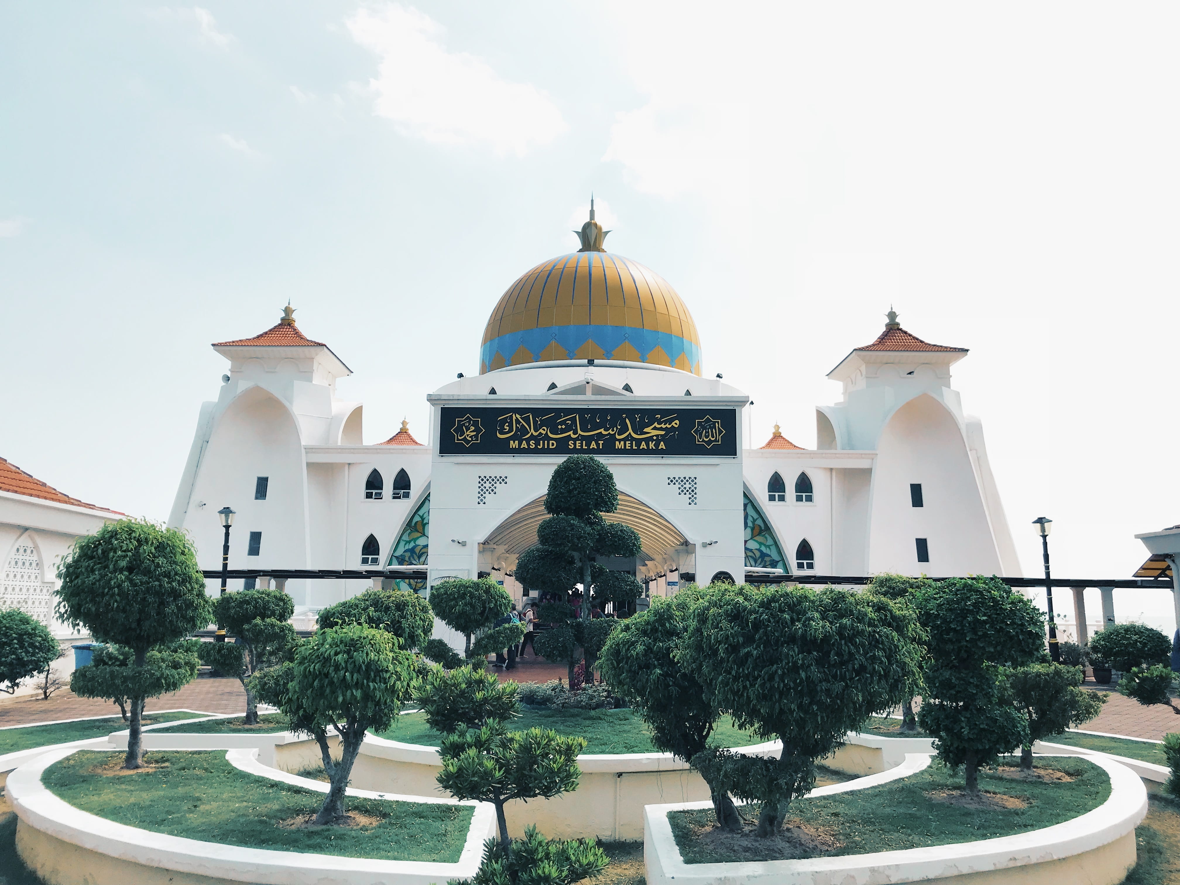 melaka straits mosque, outdoors, sky, white, nature, 4K, dome, built structure, building, mosque, place of worship, daytime, plant, travel destinations, HD Wallpaper