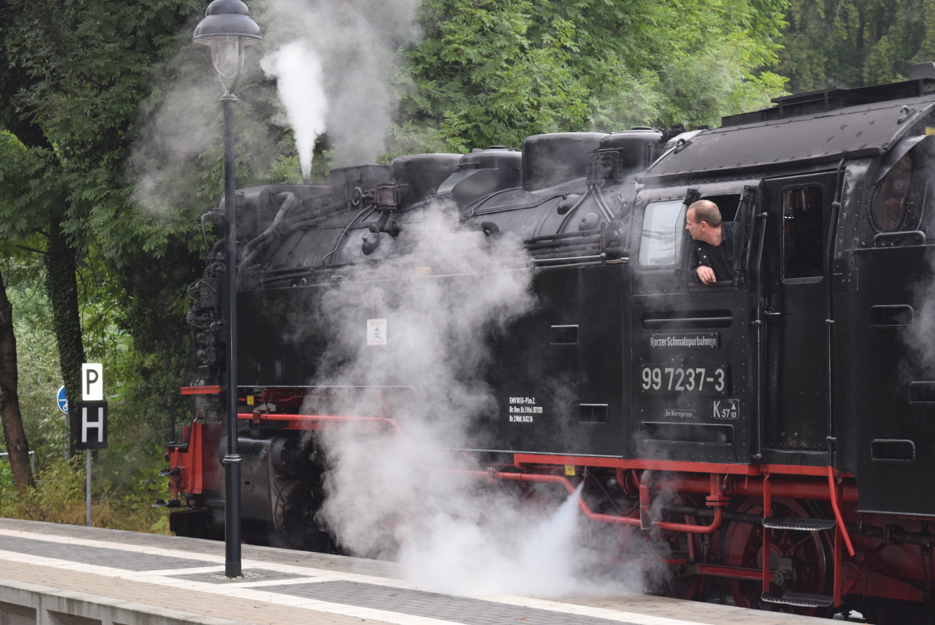 pollution, gleise, rail transportation, motion, Train, motor vehicle, nature, outdoors, 2K, public transportation, occupation, car, loco, land vehicle, HD Wallpaper