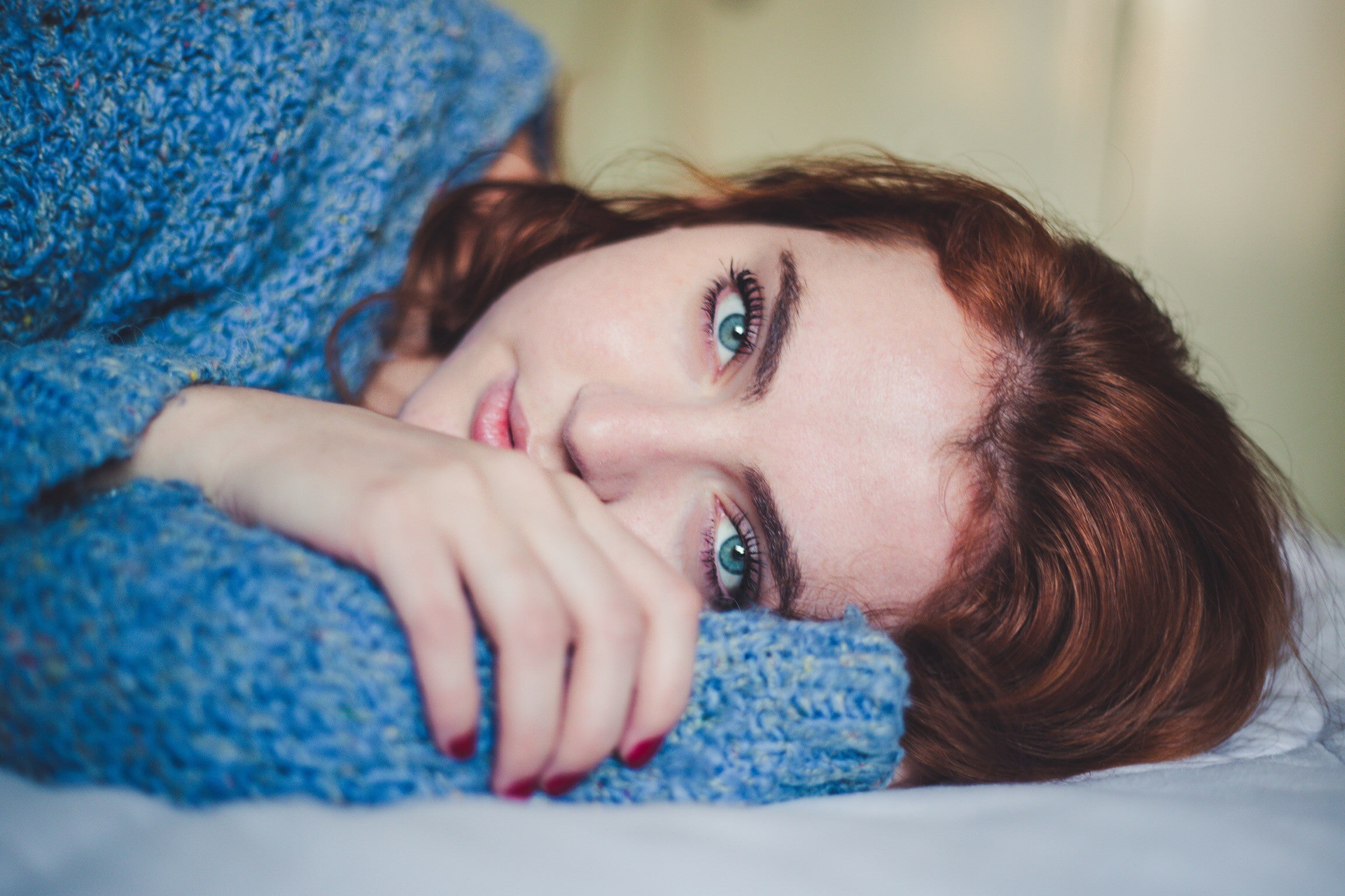 red nails, 1080P, in bed, lying on side, woolen, looking at viewer, blue eyes, redhead, women, HD Wallpaper