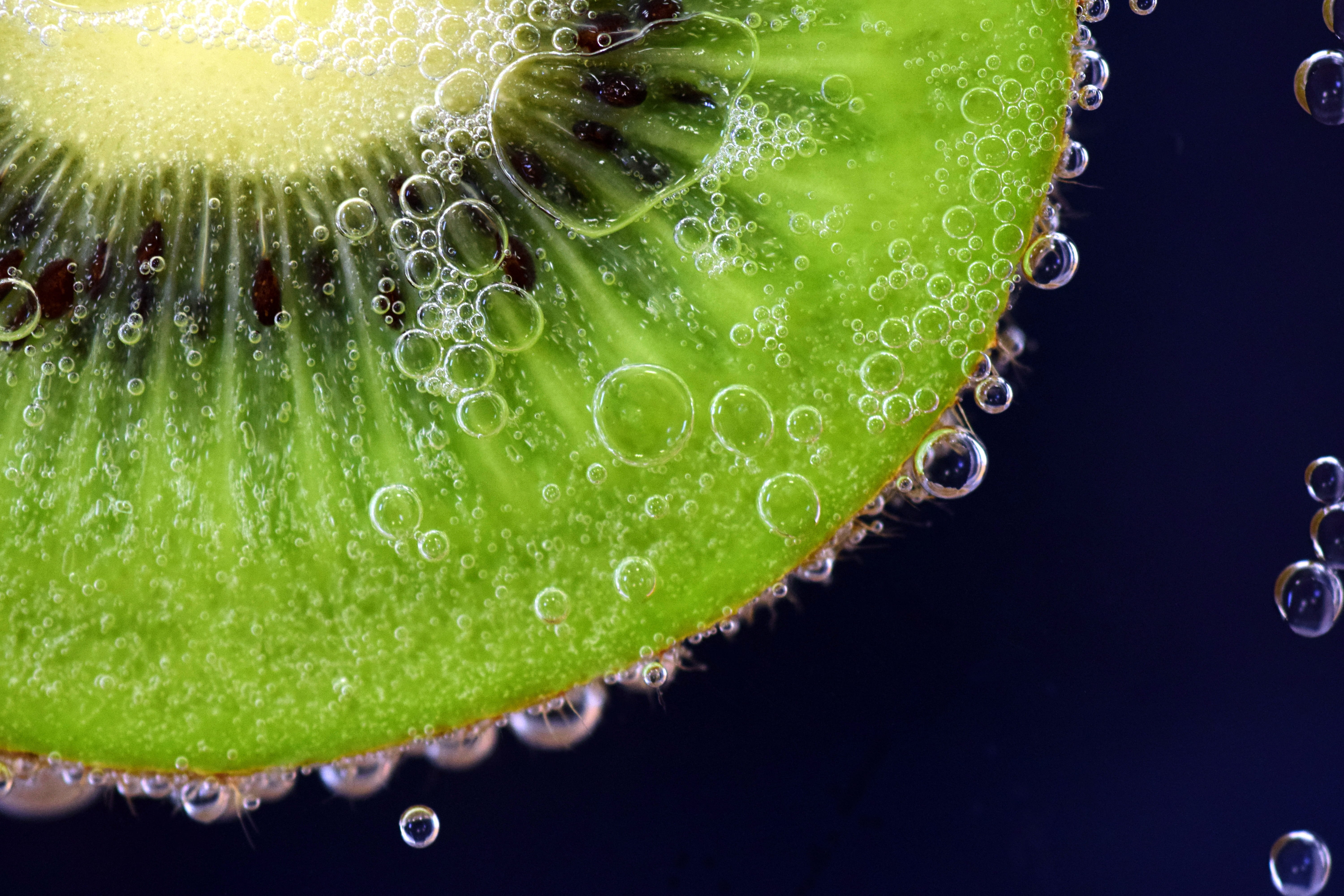 air bubbles, kiwi, disc, coctail, blow, freshness, extreme close-up, immersion, kiwi slice, nature, kiwi under water, refreshment, food, no people, close-up, HD Wallpaper