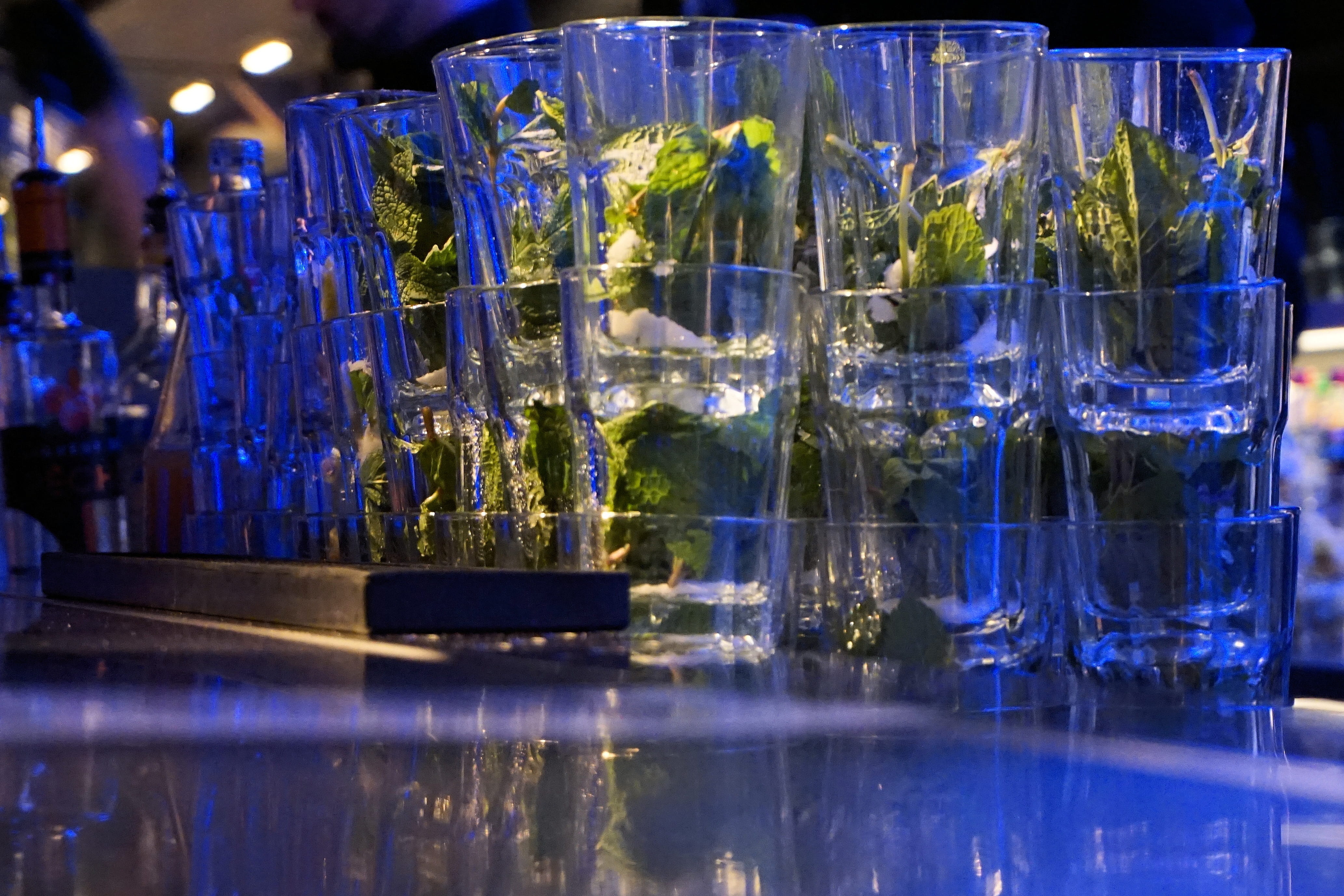 bar, reflection, cups, rum, herb, glass - material, household equipment, no people, coctail, bar - drink establishment, mojito, indoors, alcohol, drink, HD Wallpaper