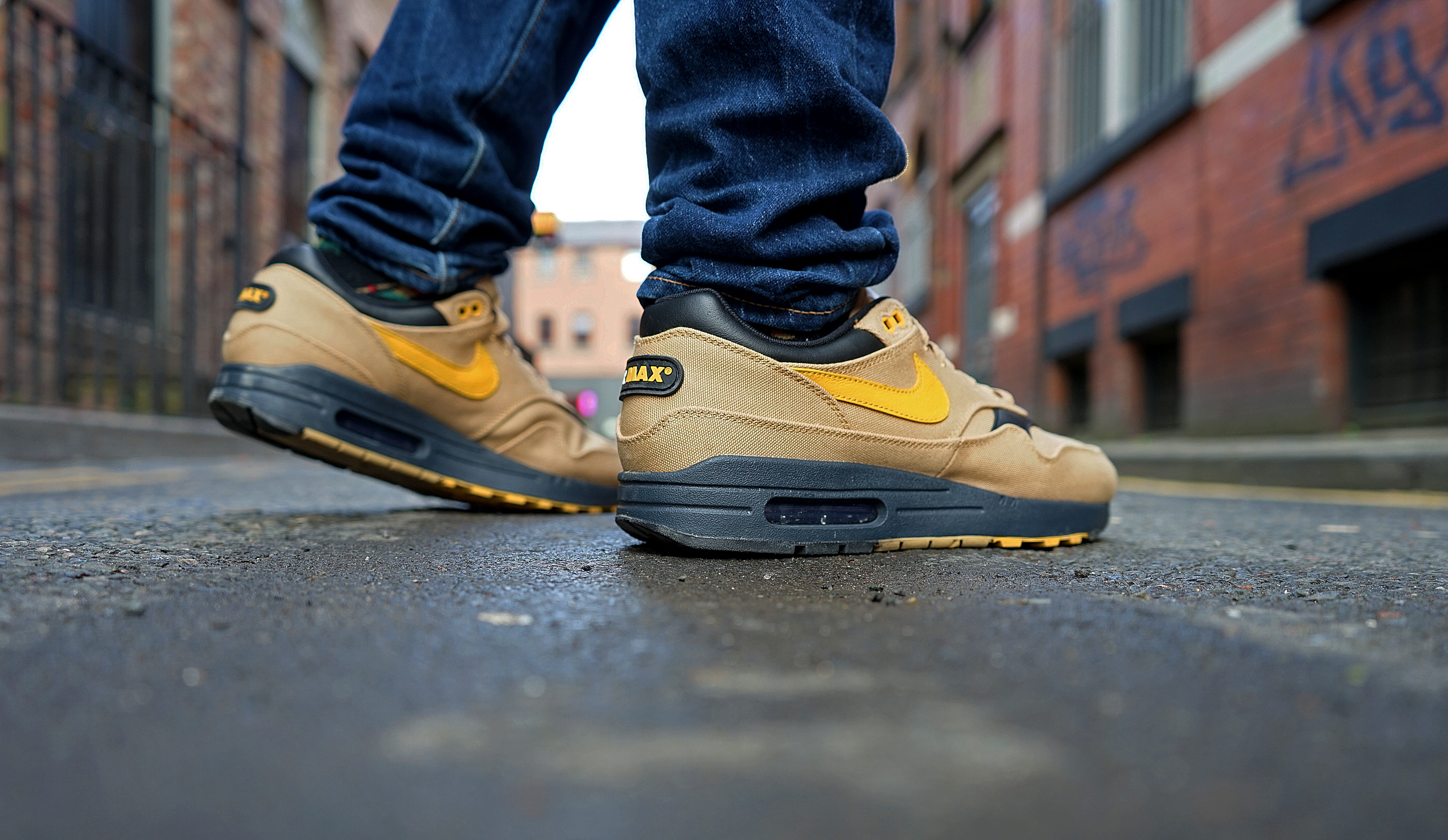 architecture, outdoors, real people, shoes, 5K, city, shoe, jeans, body part, human body part, human leg, street wear, united kingdom, road, leisure activity, HD Wallpaper