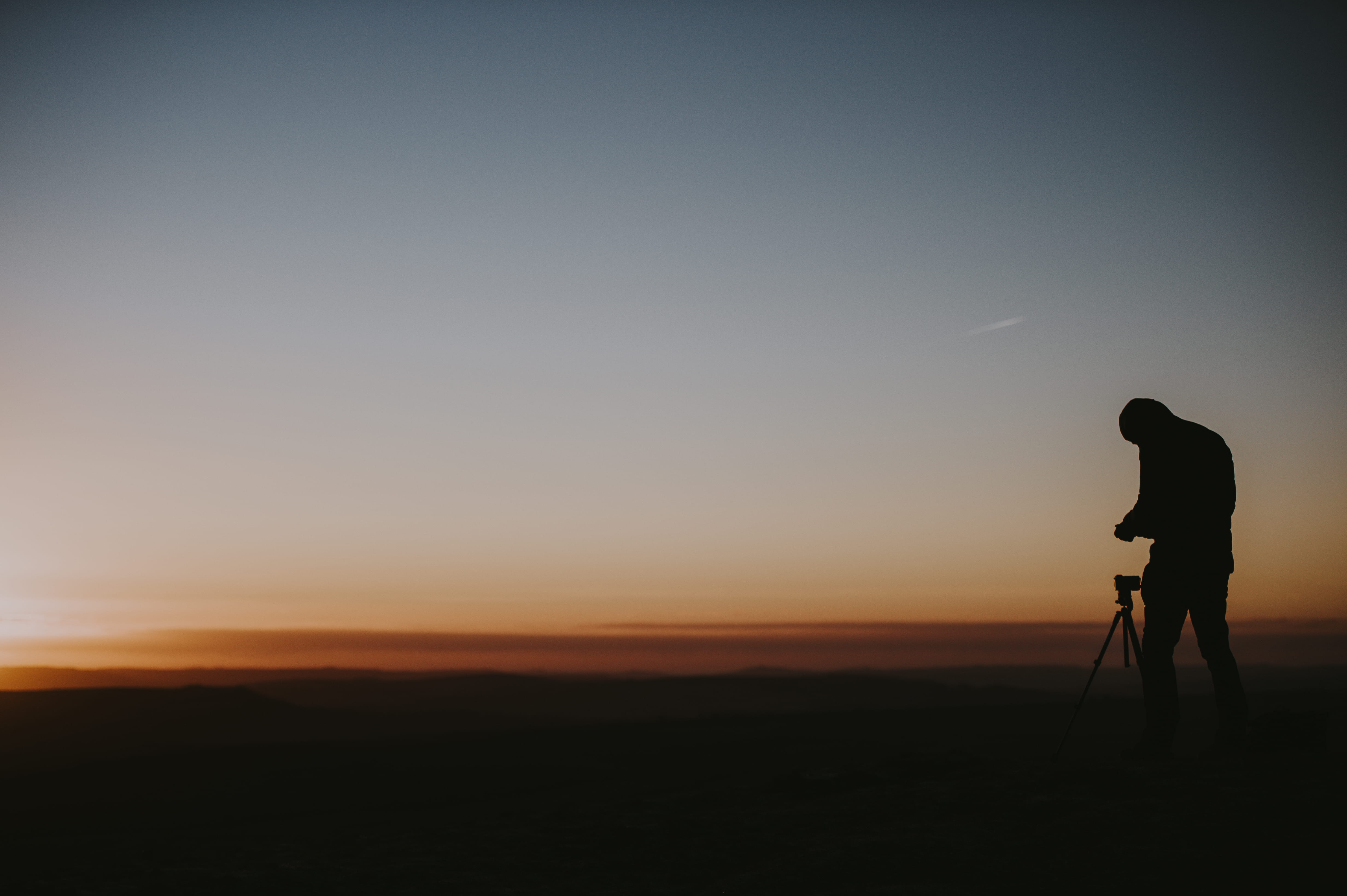 beauty in nature, 4K, technology, real people, lifestyles, standing, mam, sunrise, man, person, land, sunset, tranquil scene, tripod, tor, leisure activity, HD Wallpaper