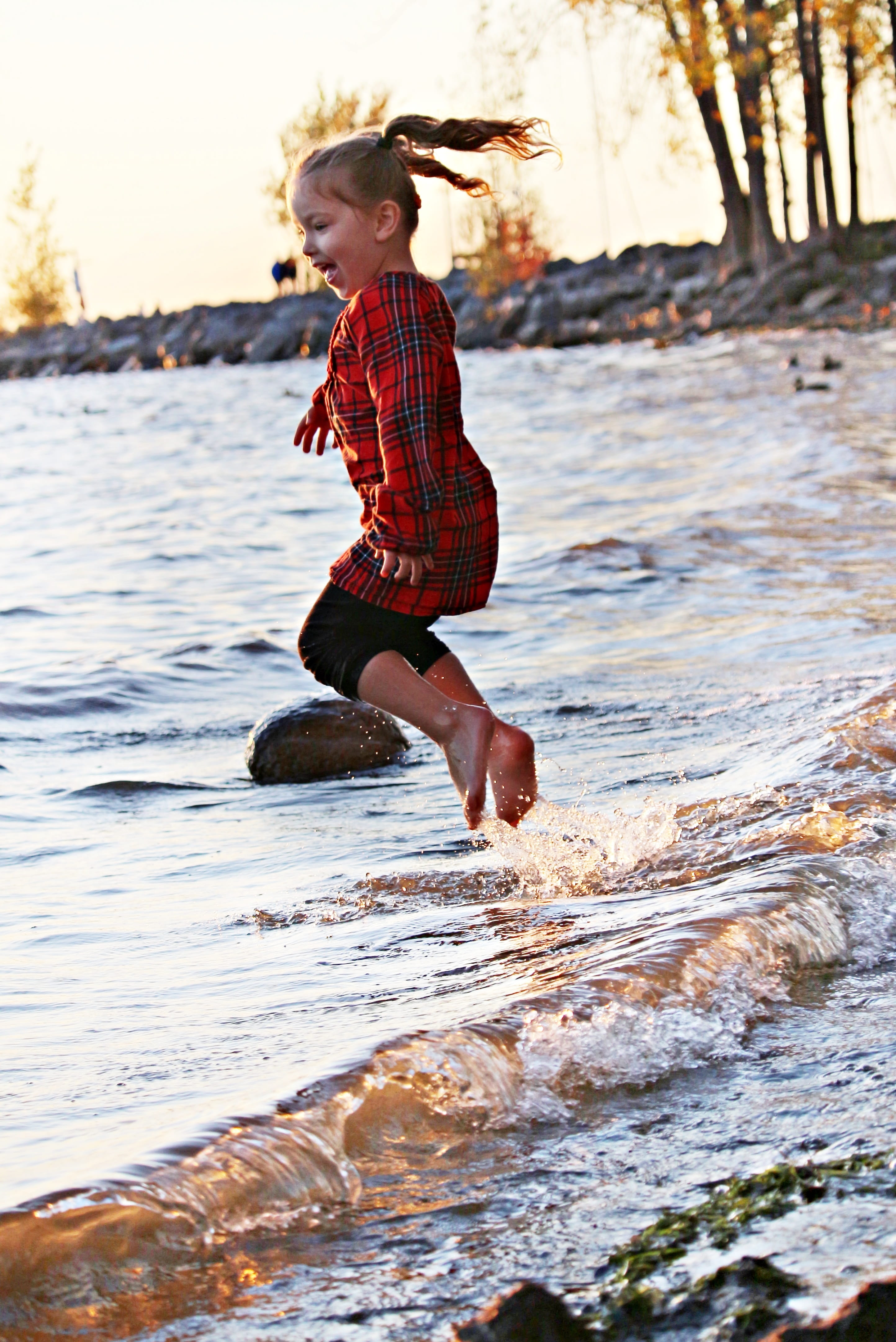 land, natural, full length, lifestyle, red, sunset, child, wunderlust, girl, leisure, nature, day, sea, people, wonder, outdoors, mid-air, happiness, holiday, Phone HD Wallpaper