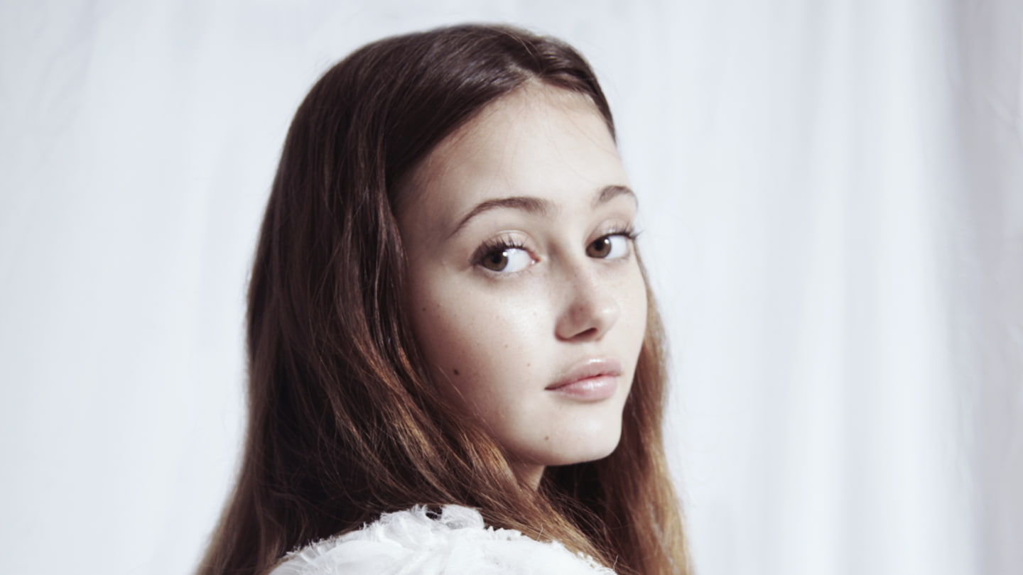looking at viewer, young women, hairstyle, beautiful woman, one person, indoors, beauty, Ella Purnell, contemplation, brown hair, hair, women, body part, HD Wallpaper