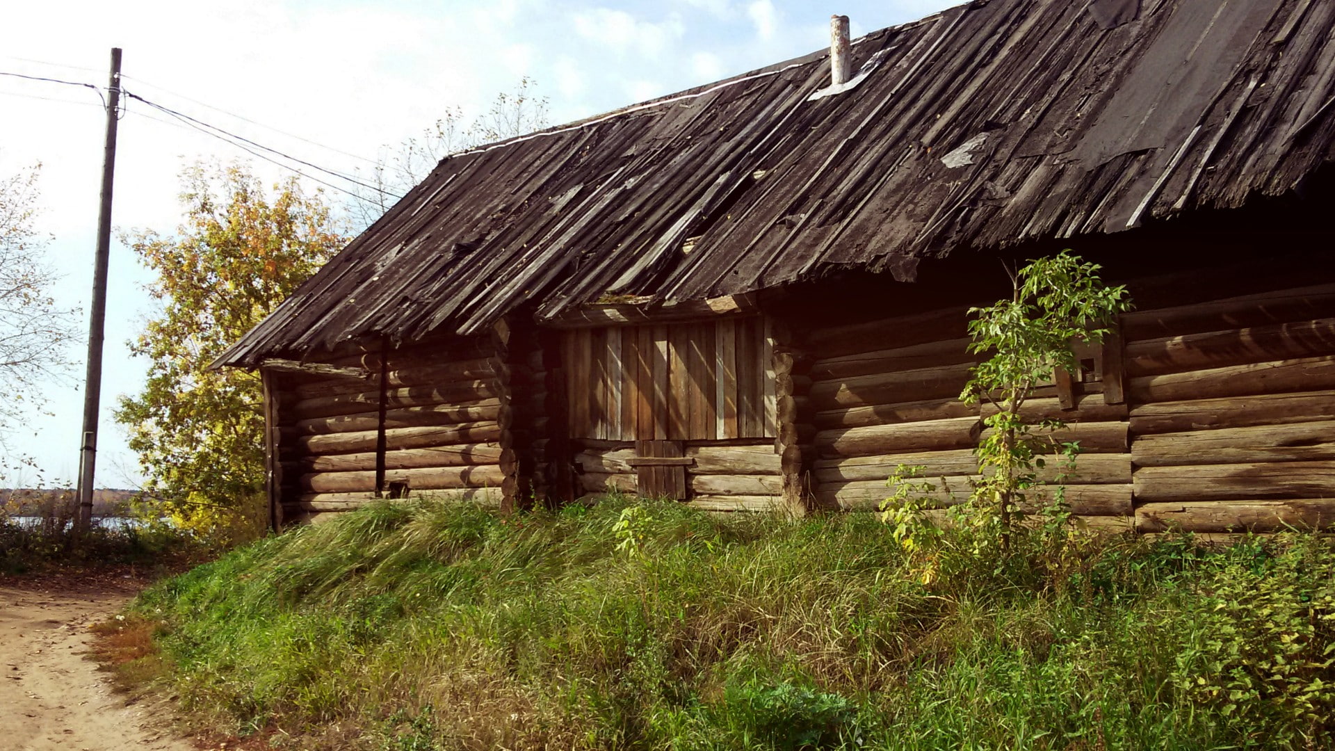 wood - material, iron, village, tree, outdoors, sky, roof, cottage, day, nature, grass, agricultural building, 1080P, building, barn, abandoned, built structure, HD Wallpaper