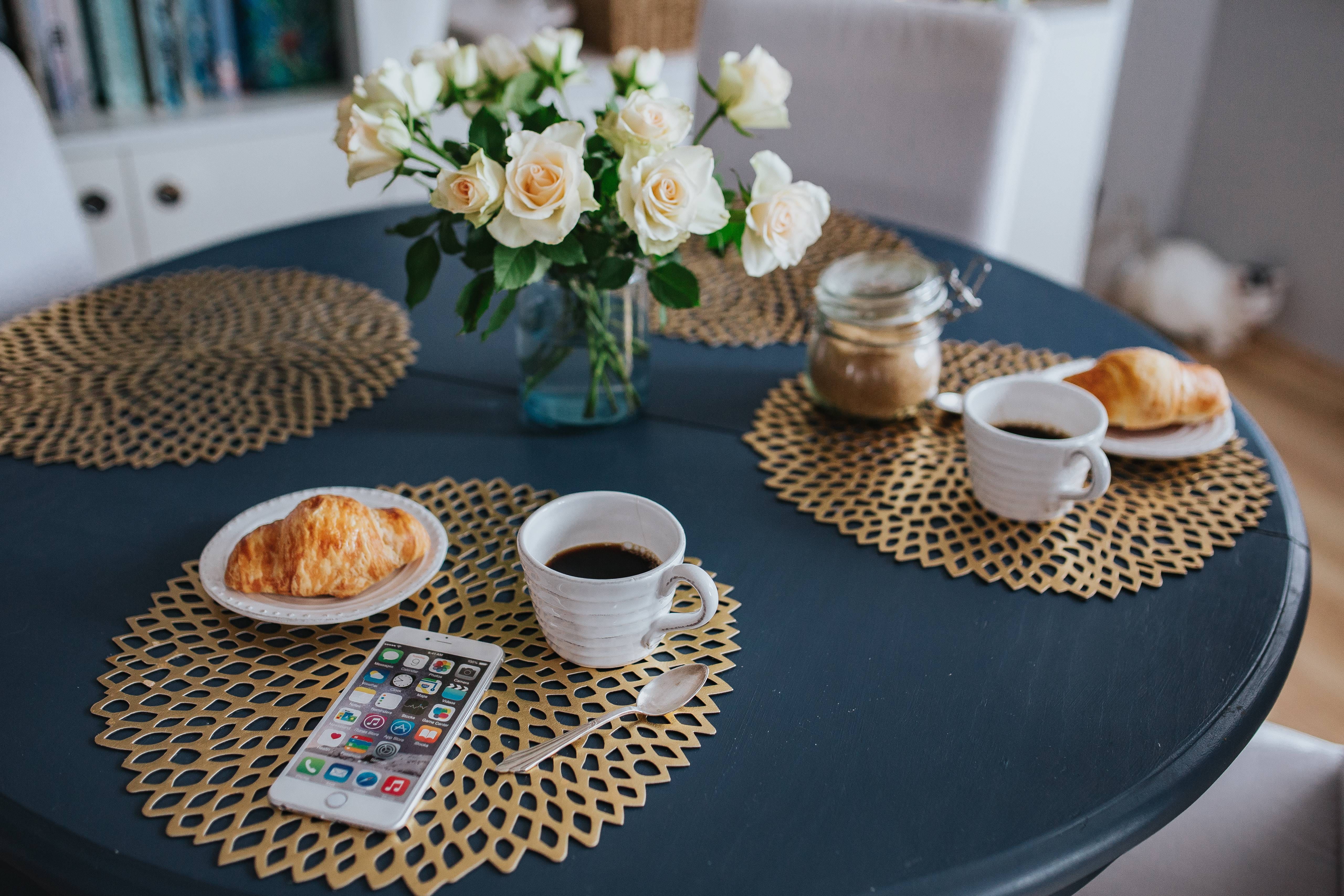flower arrangement, food and drink, plant, flower head, coffee, golden, crockery, tray, design, mug, cup, blue, drink, no people, white, Round, decor, breakfast, HD Wallpaper