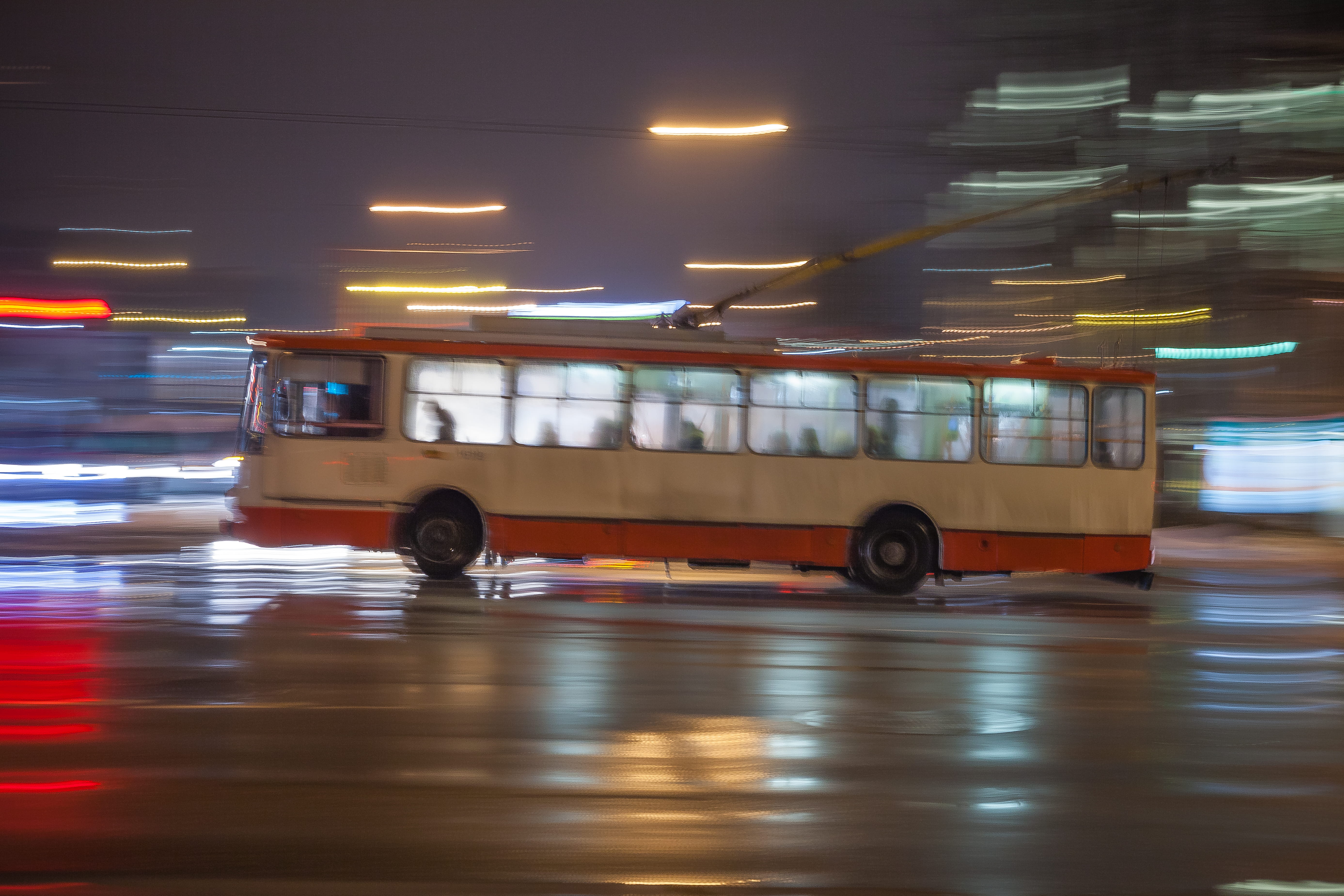 motion, reflection, accidents and disasters, road, sharp, slight, 5K, night, land vehicle, transportation, yellow, travel, bus, car, long exposure, lights, HD Wallpaper