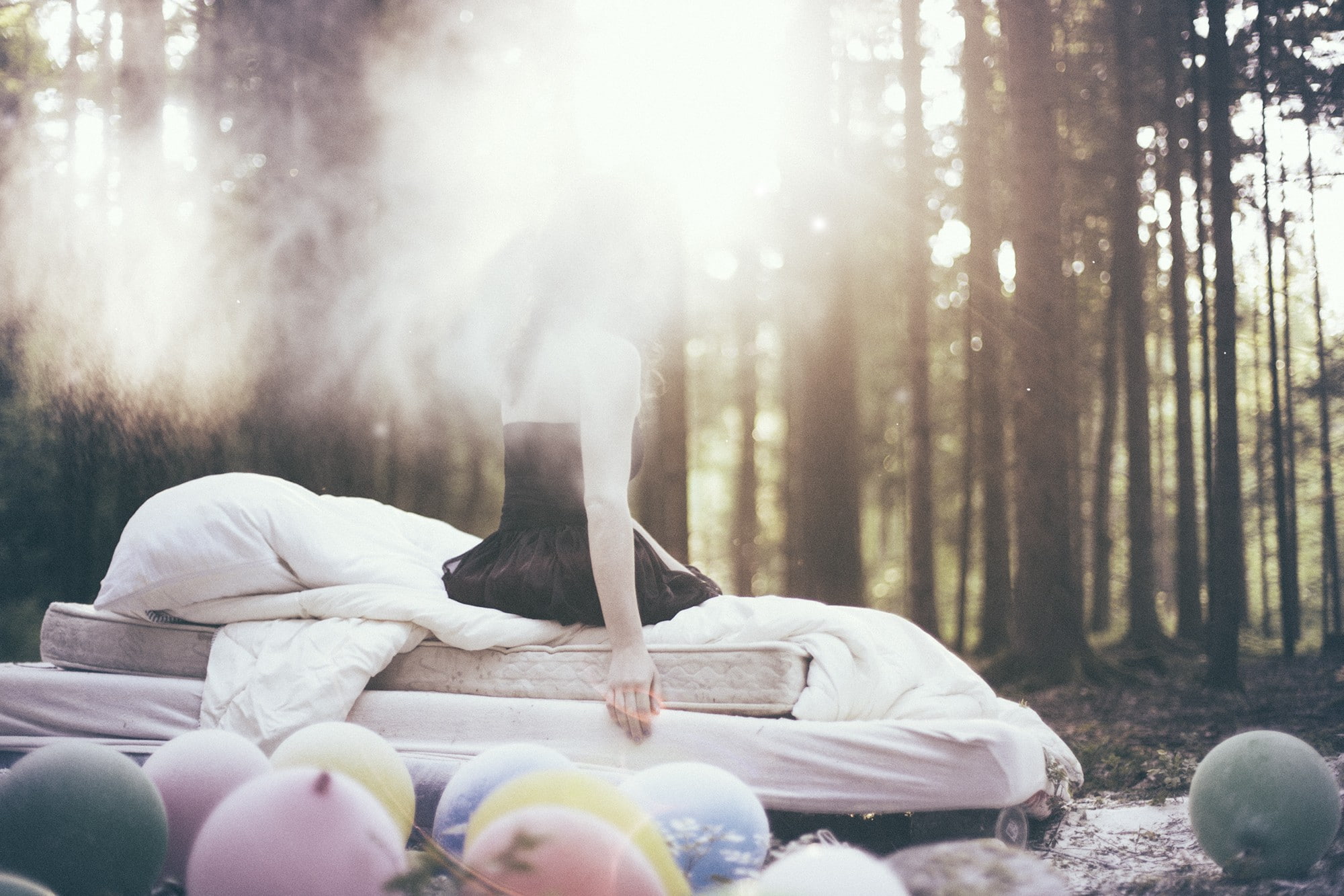 Hanna Fasching, bed, black dress, balloon, women, forest, 1080P, HD Wallpaper