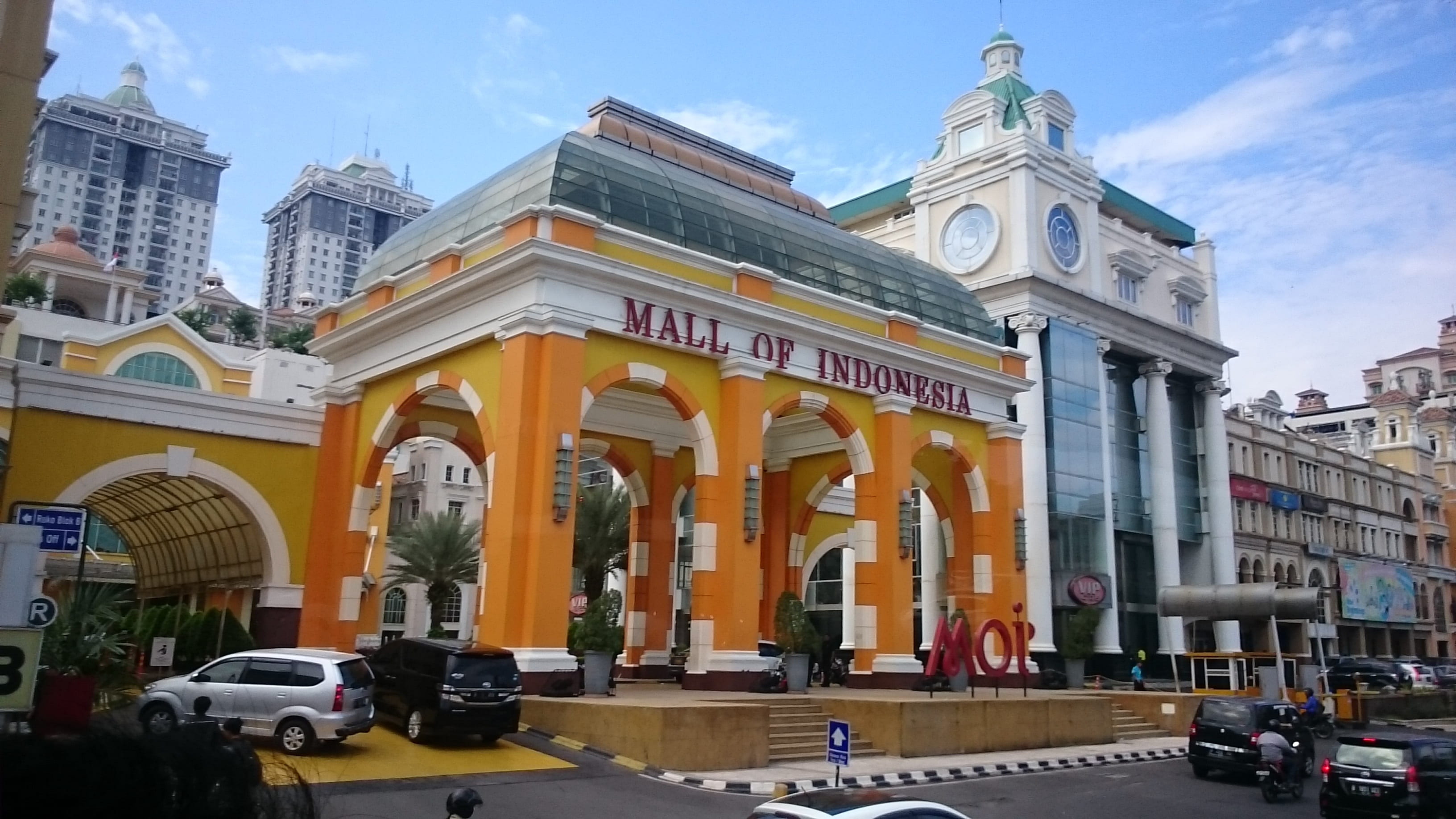 plaza, travel destinations, 2K, mall of indonesia, architectural column, city street, incidental people, mode of transportation, transportation, shopping mall, HD Wallpaper