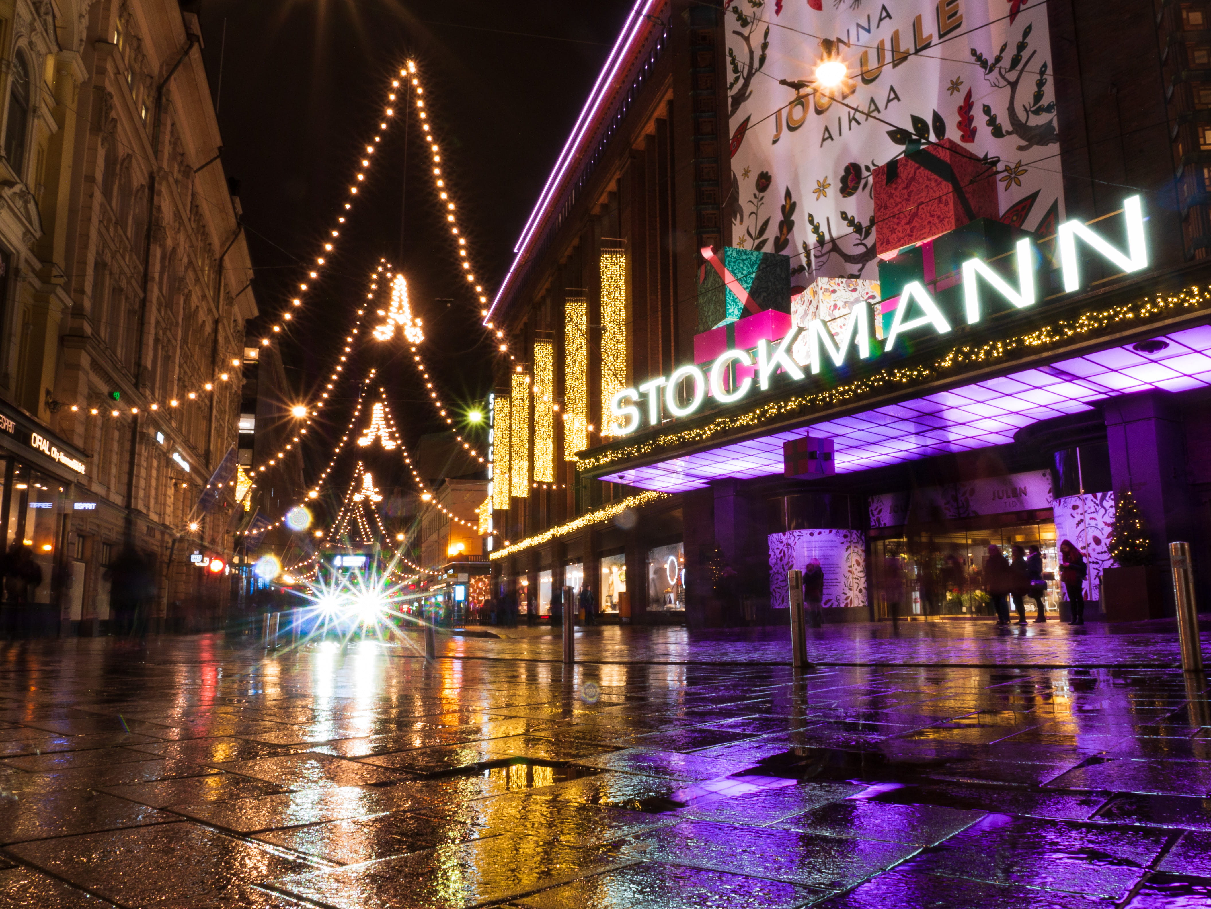 building exterior, glowing, stockmann, stockmann department store, christmas lights, motion, water, architecture, city, built structure, aleksanterinkatu, HD Wallpaper