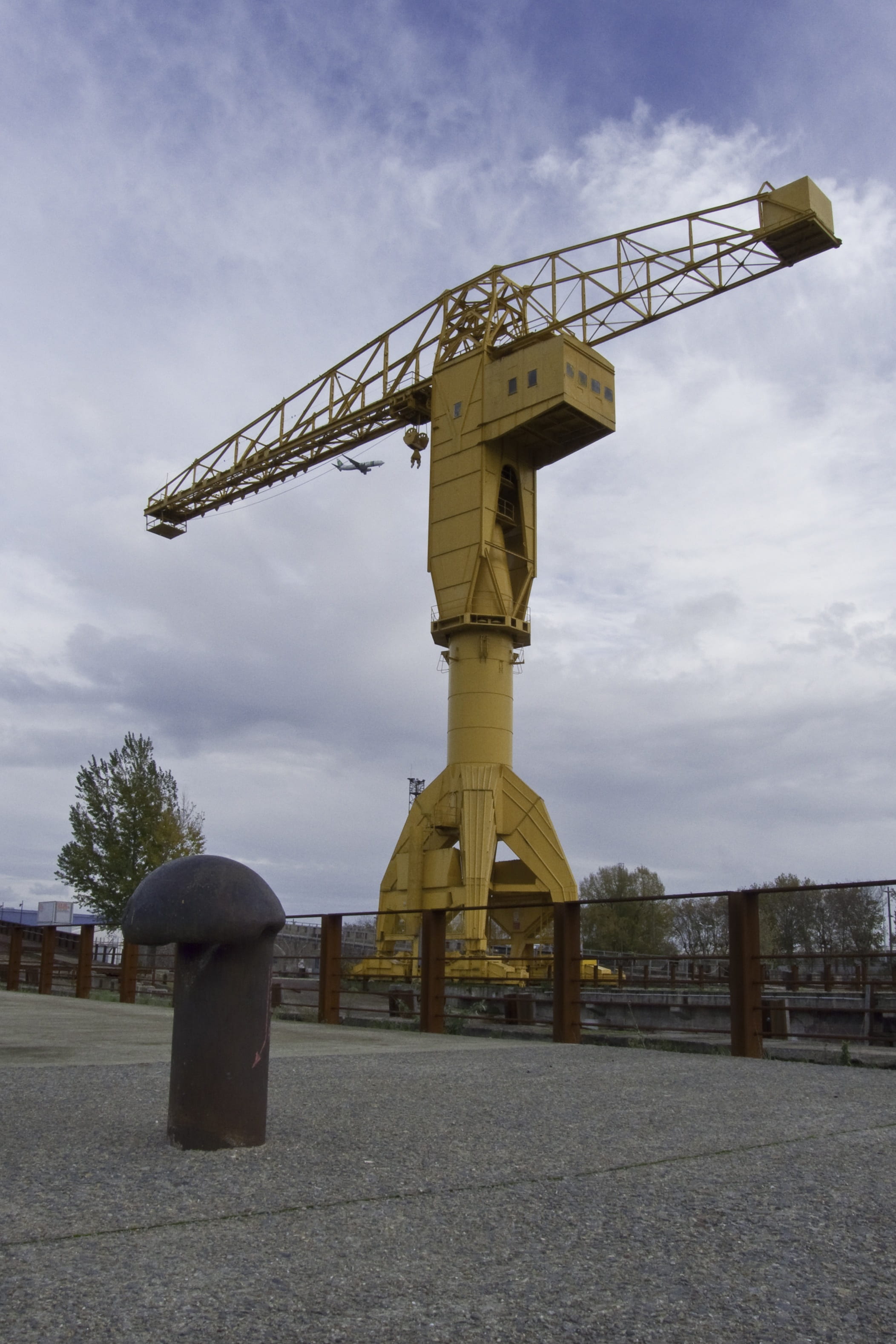 crane - construction machinery, religion, construction industry, built structure, development, sky, tree, plant, city, no people, architecture, nantes, Phone HD Wallpaper
