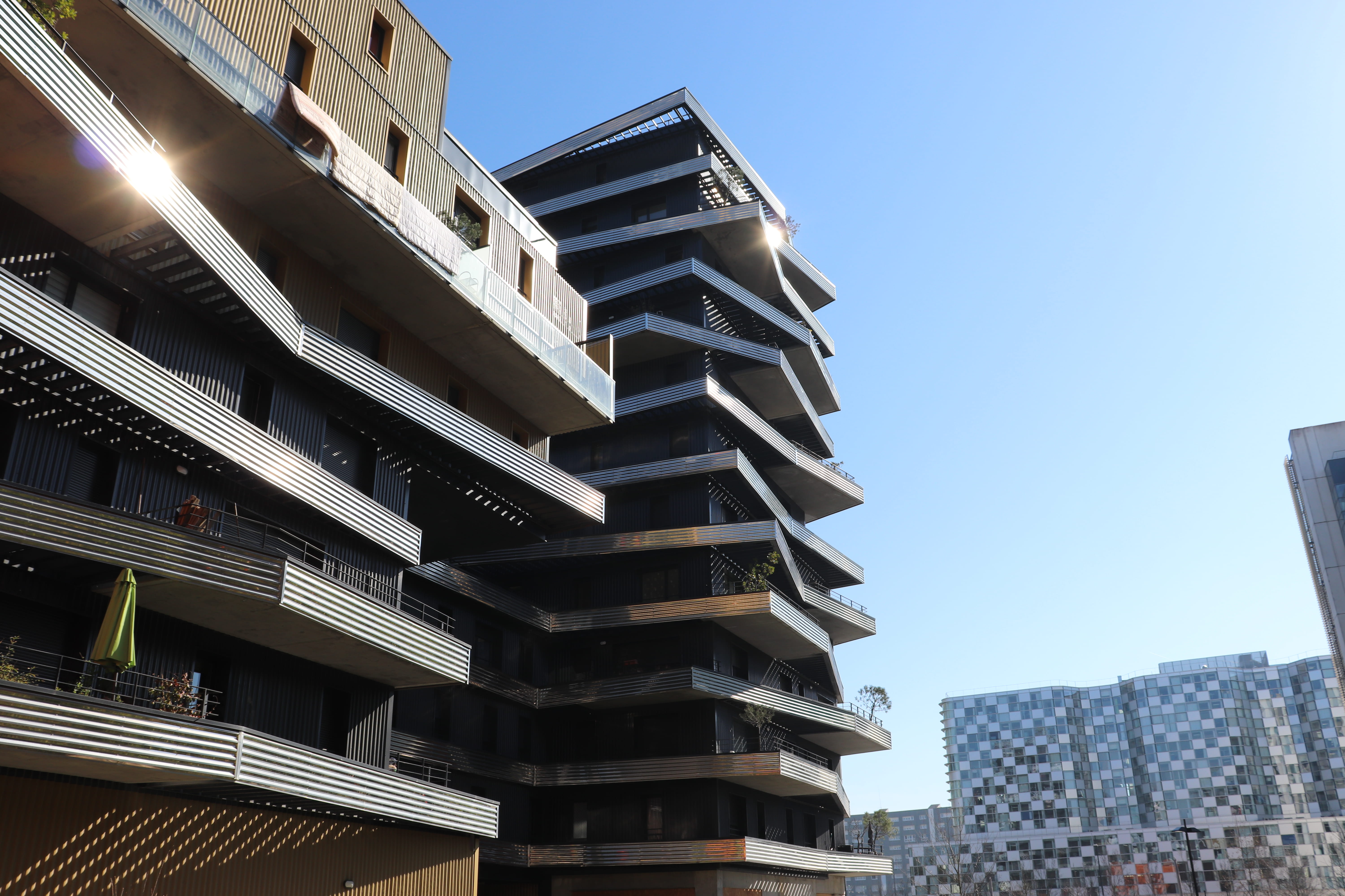 sunlight, tall - high, urban, modern, built structure, low angle view, apartment, downtown, city, building exterior, residential district, metal, building, HD Wallpaper