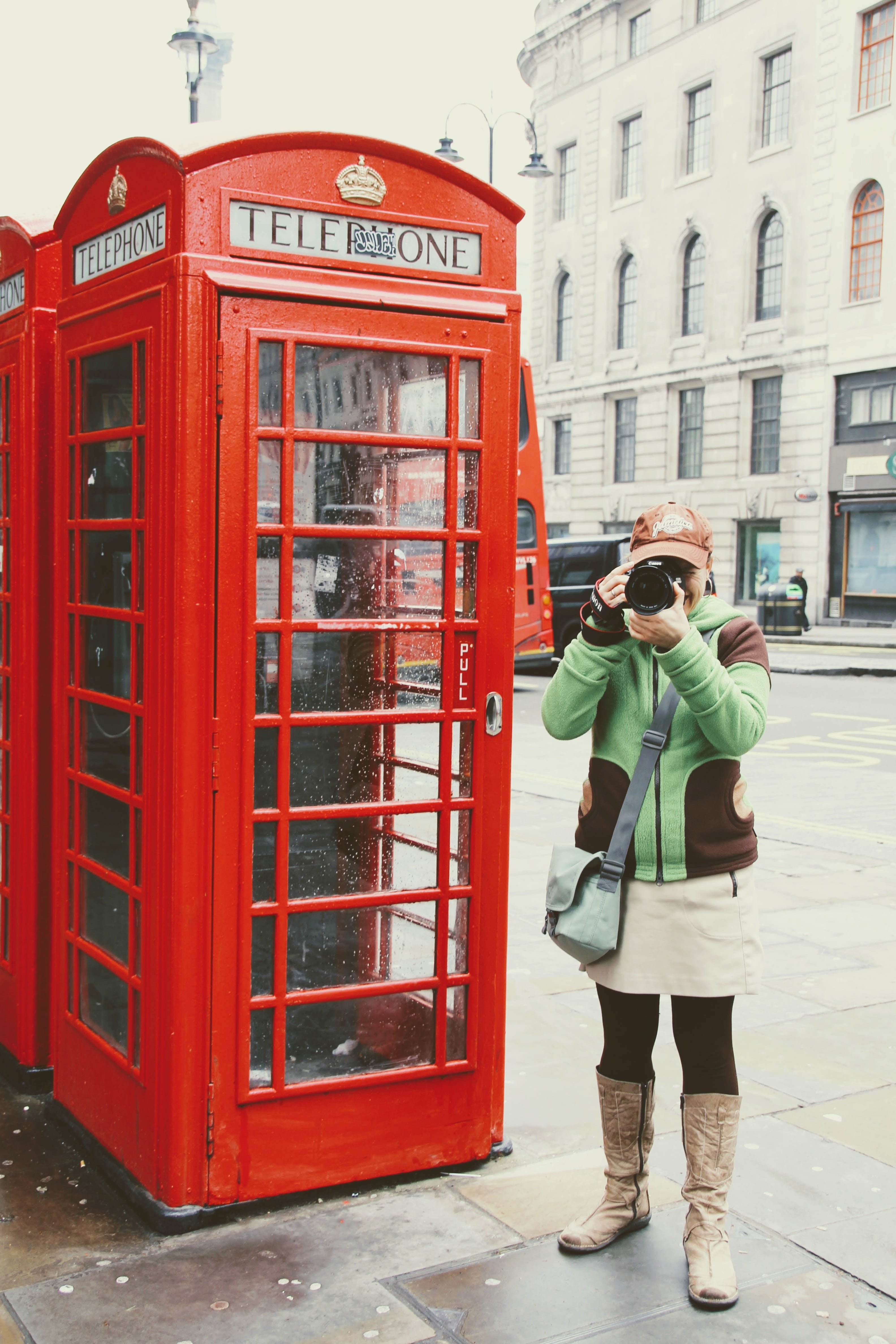 booth, camera - photographic equipment, london, telephone, 4K, photograph, holding, one person, motif, lens, photography themes, red, photographing, photographer, Phone HD Wallpaper