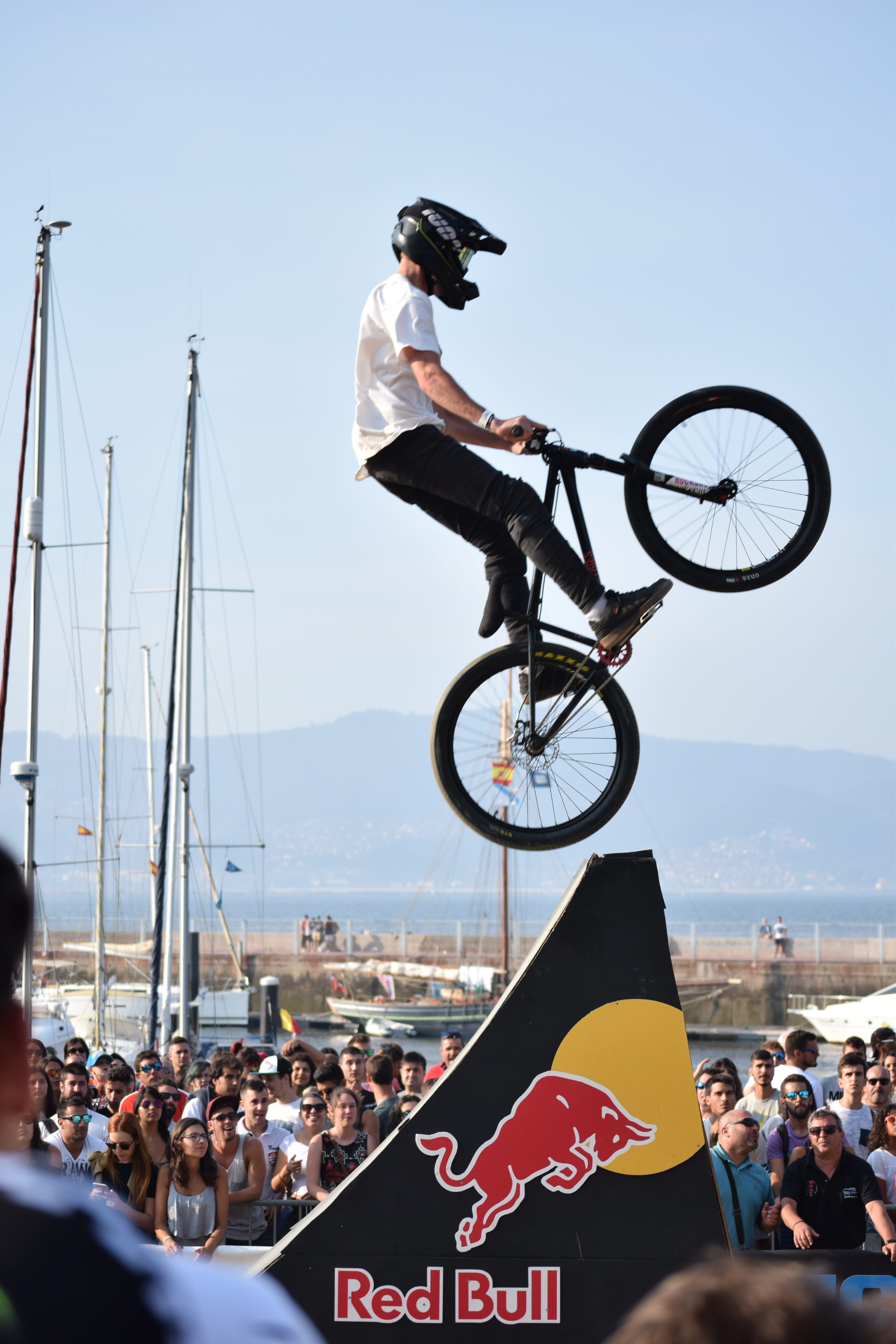 real people, performance, group of people, 5K, bike, marisquiño, activity, Jump, bicycle, mode of transportation, crowd, sky, mid-air, day, leisure activity, Phone HD Wallpaper