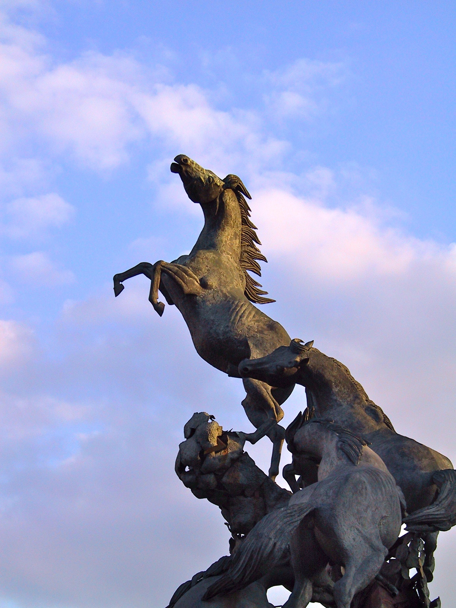bird, representation, 1080P, cloud - sky, no people, sky, low angle view, monument to horses in vigo, statue, art and craft, nature, day, sculpture, momentum, Phone HD Wallpaper