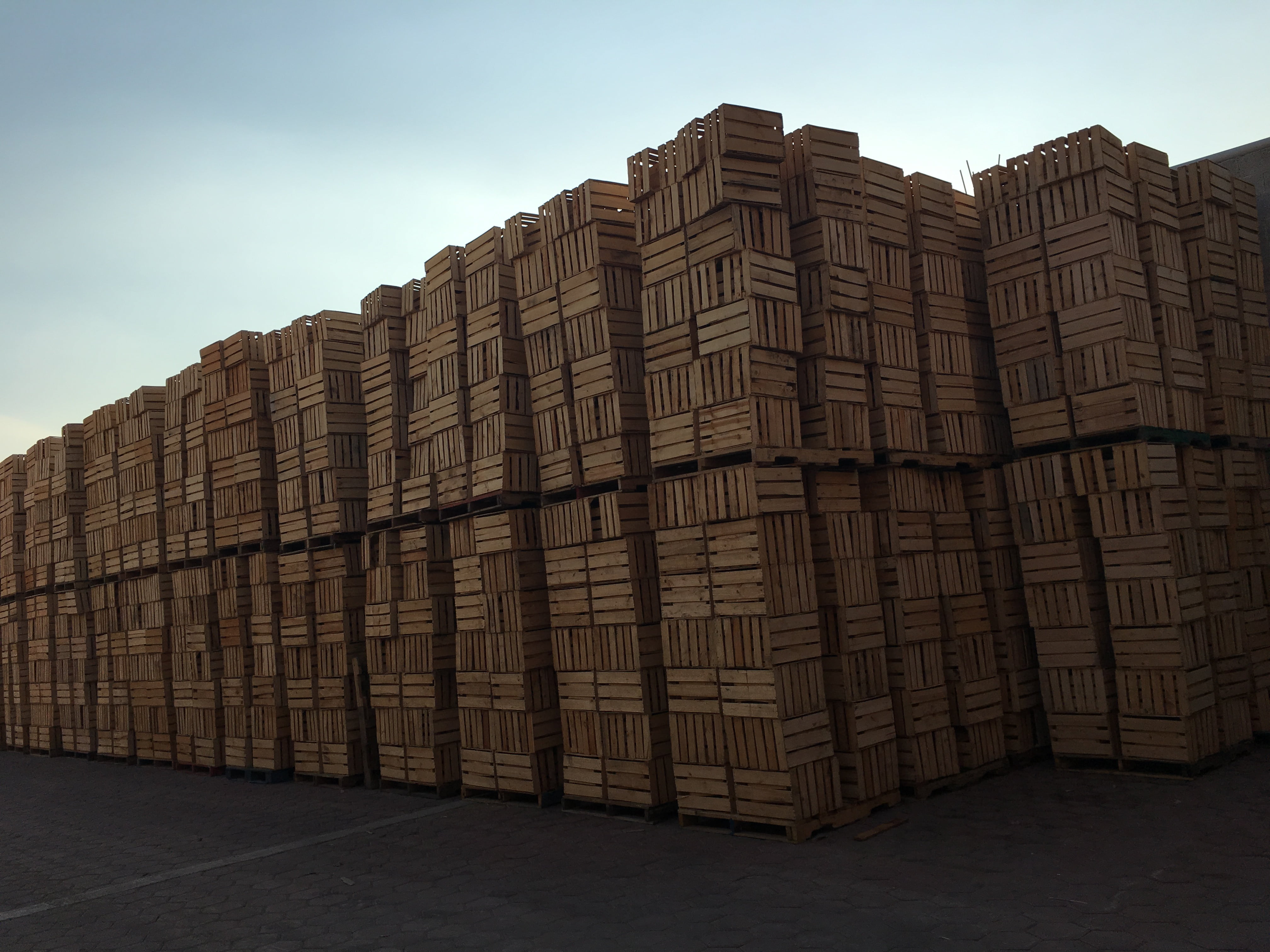 building exterior, nature, warehouse, industry, container, 4K, transportation, sunlight, built structure, low angle view, city, building, madera, stack, HD Wallpaper