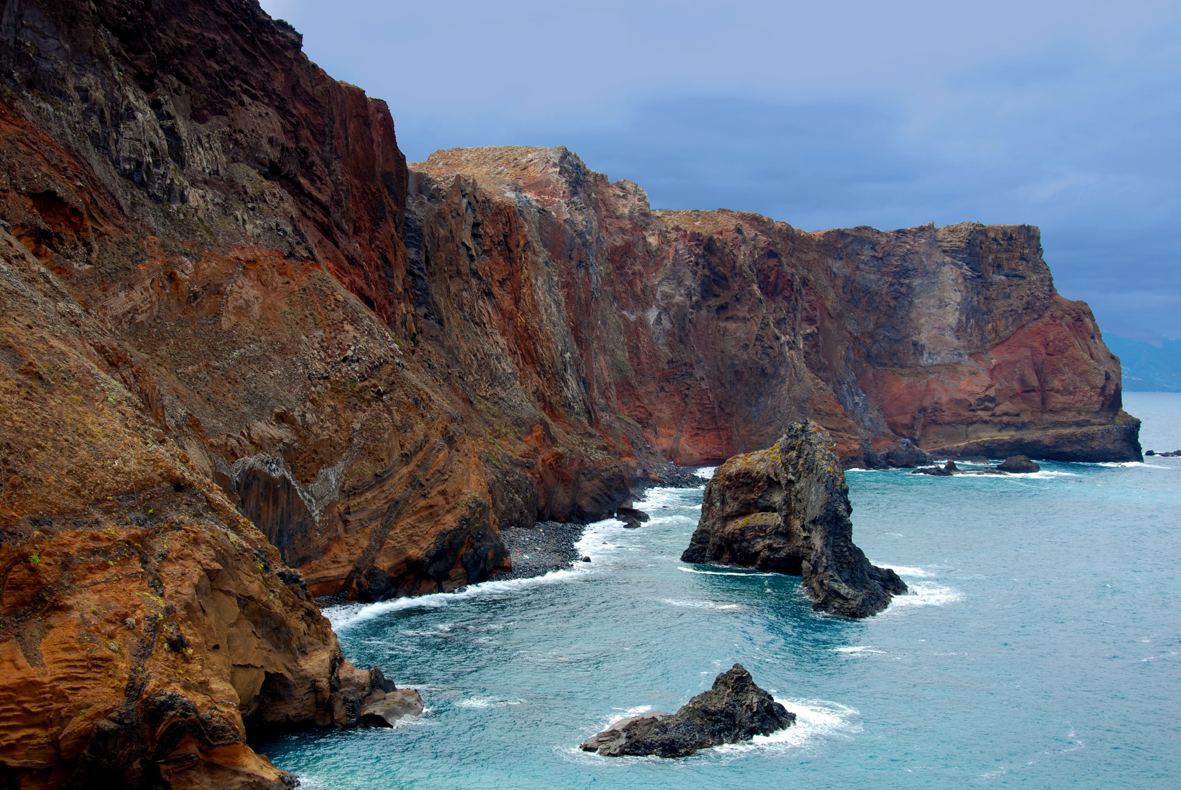 solid, day, outdoors, 4K, idyllic, the waves, formation, the coast, land, rock, beauty in nature, water, ocean, beach, sea, cliff, brown, geology, mountain, HD Wallpaper