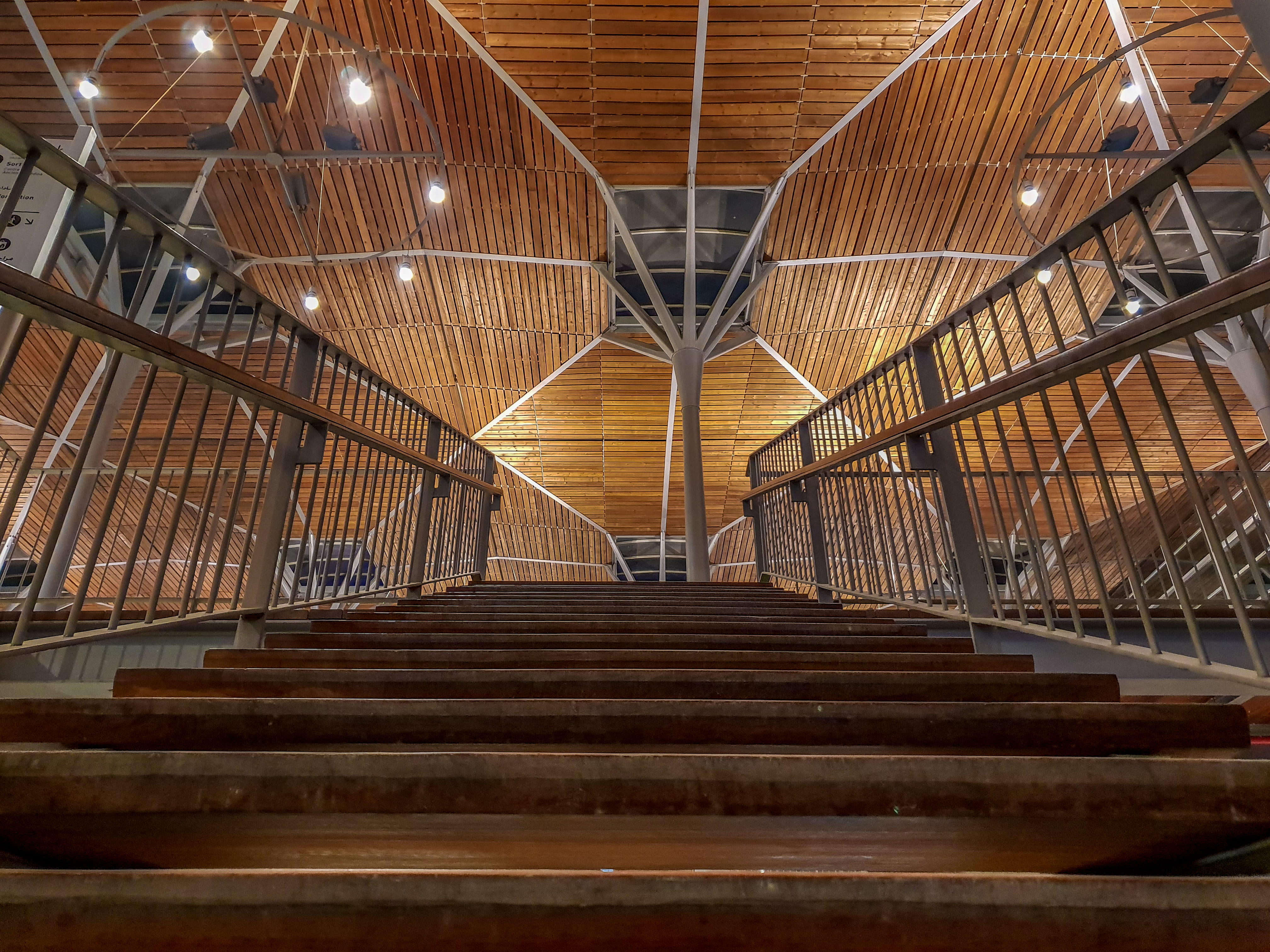 escaleras, marches, window, moving up, madera, building, wood, indoors, ceiling, hall, escaliers, architecture, metal, day, modern, low angle view, direction, HD Wallpaper