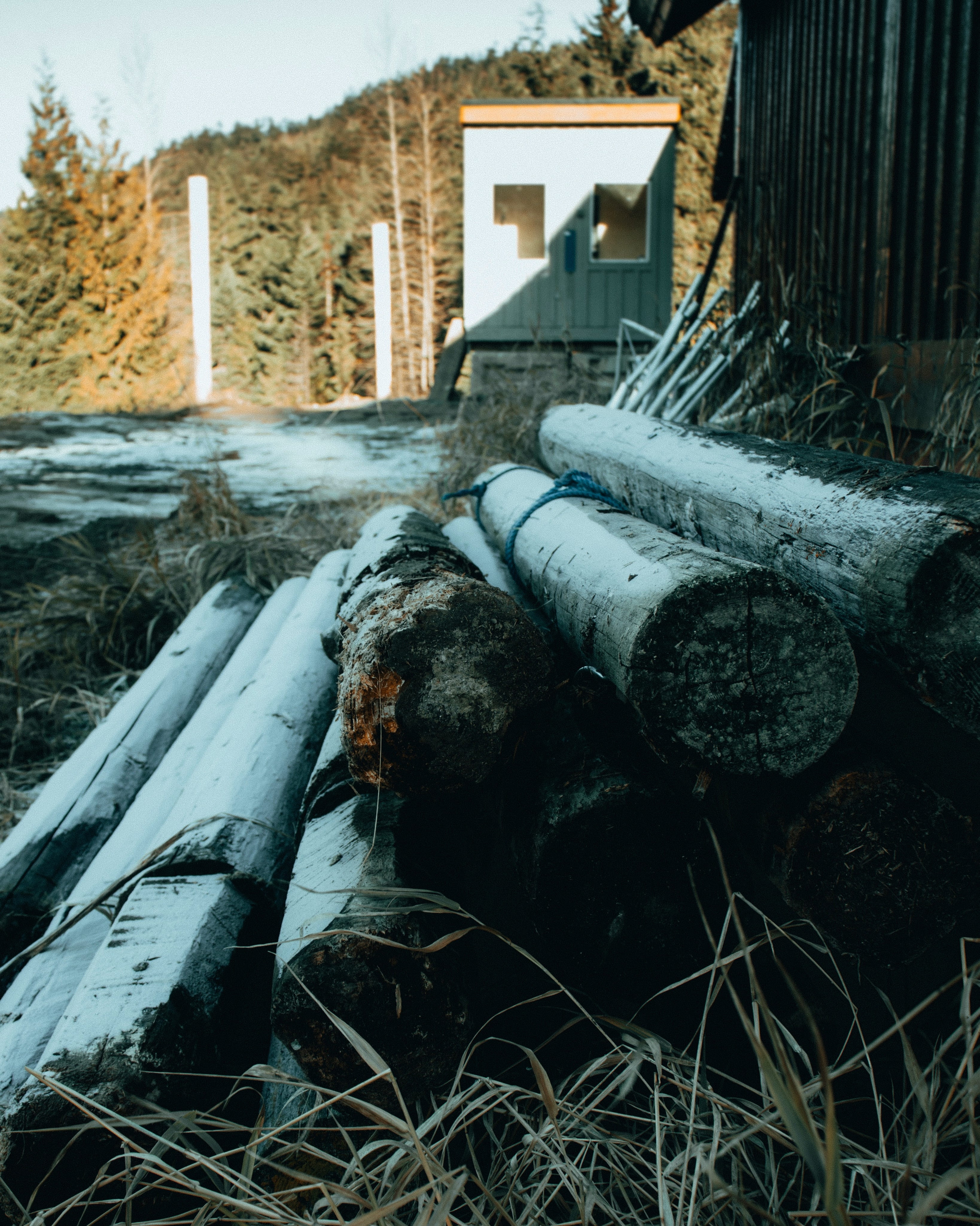 metal, land, bomb, obsolete, deterioration, bertha 88, porch, lumber, rust, mexico, day, pipeline, 4K, cabaña, hydrant, madera, dynamite, wood, rusty, Phone HD Wallpaper