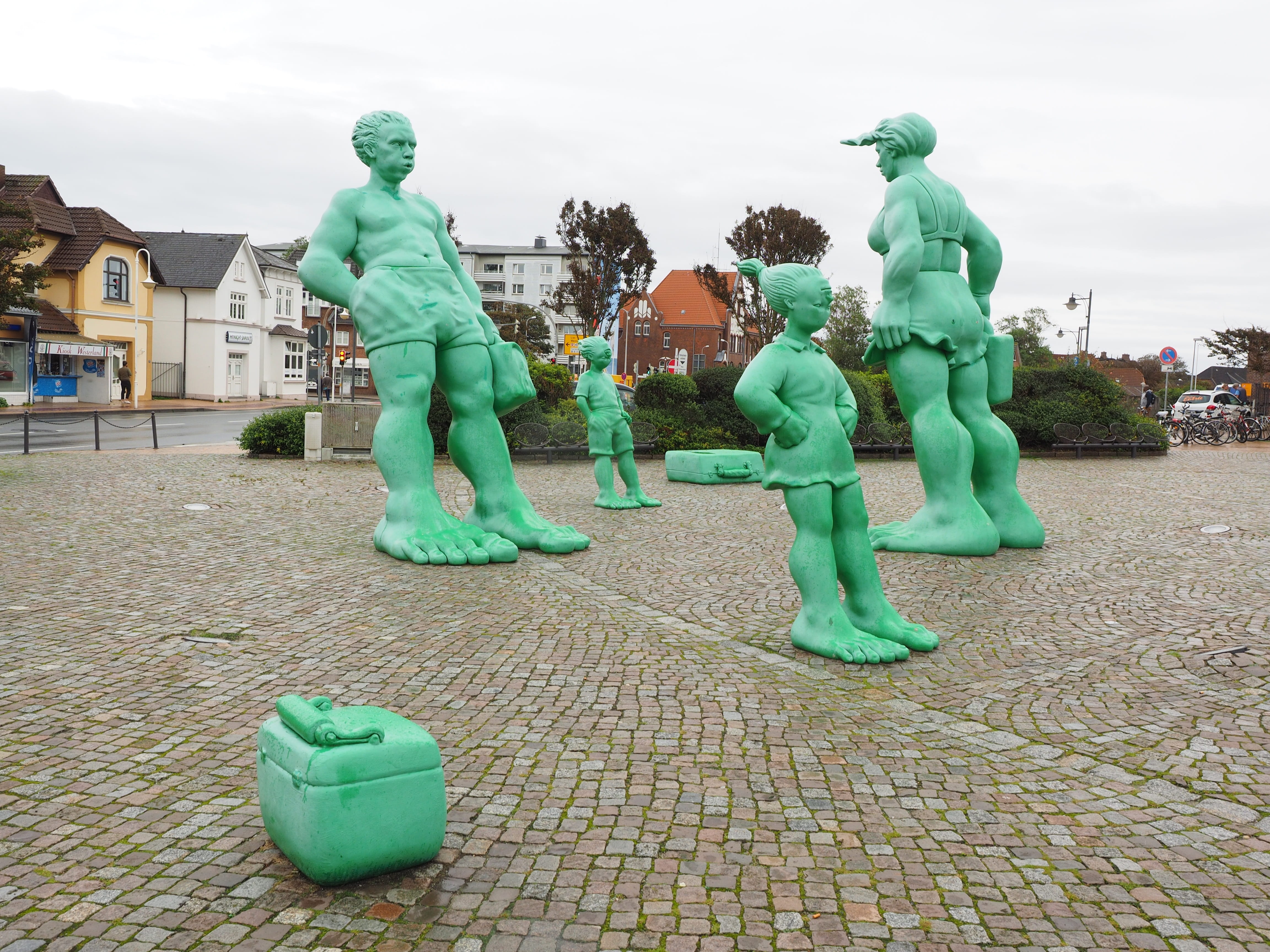 human, westerland, representation, creativity, luggage, paving stone, sculpture, built structure, figures, male likeness, green color, nature, the traveler a giant in the wind, HD Wallpaper