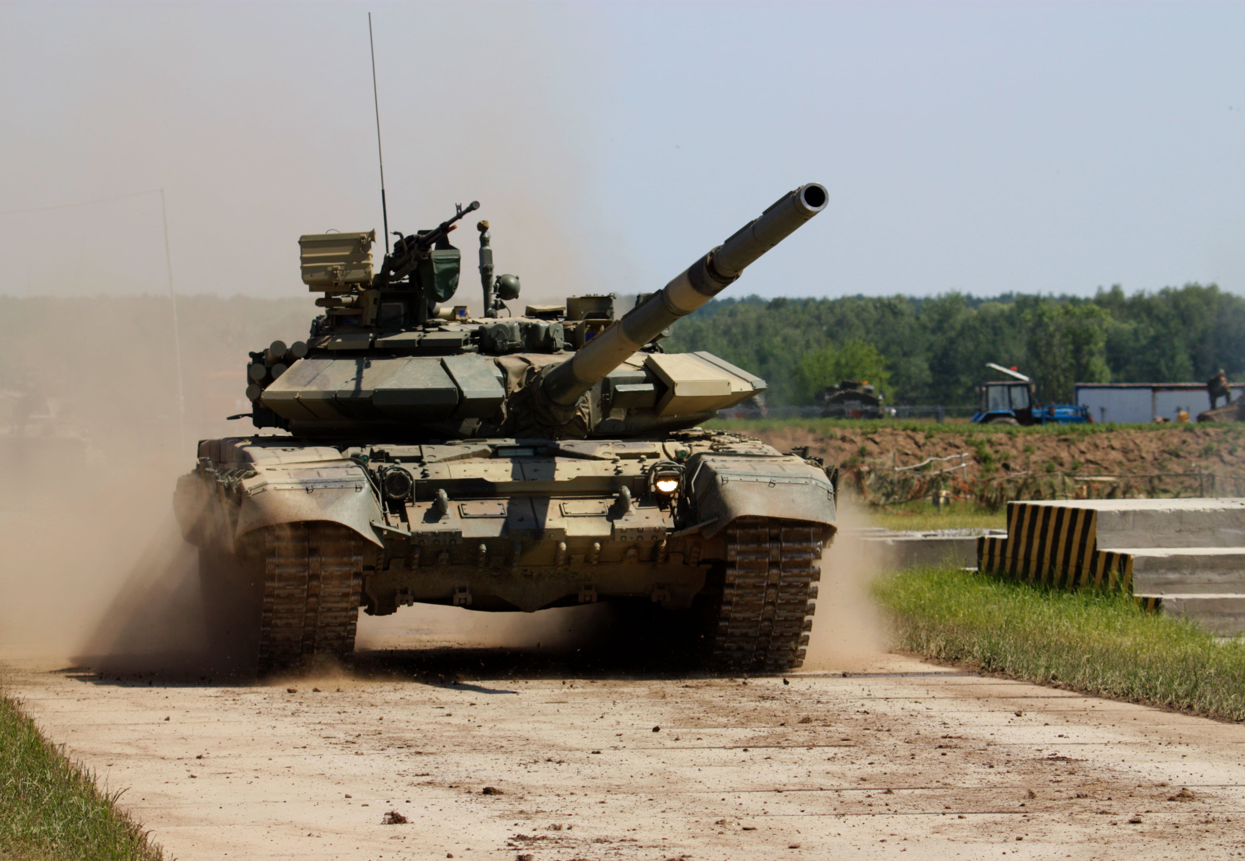 day, field, Russia, mode of transportation, clear sky, dirt, aggression, 4K, land, land Vehicle, sky, machine gun, world War II, weapon, camouflage, heavy, HD Wallpaper